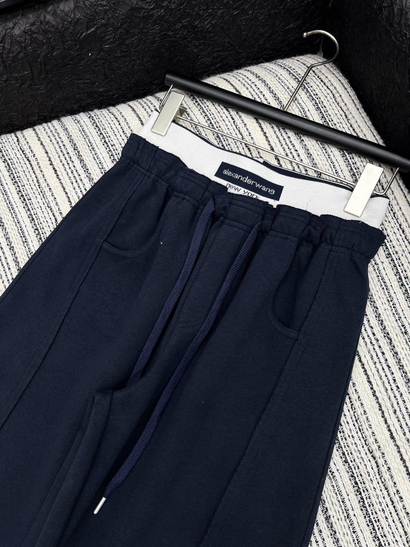 🛒𝐍𝐄𝐖 · 𝟐𝟎𝟐5/爆款现货原单品质 Alex*｜25早秋新款休闲裤重工抽绳松紧腰拼接 高订面料亲肤