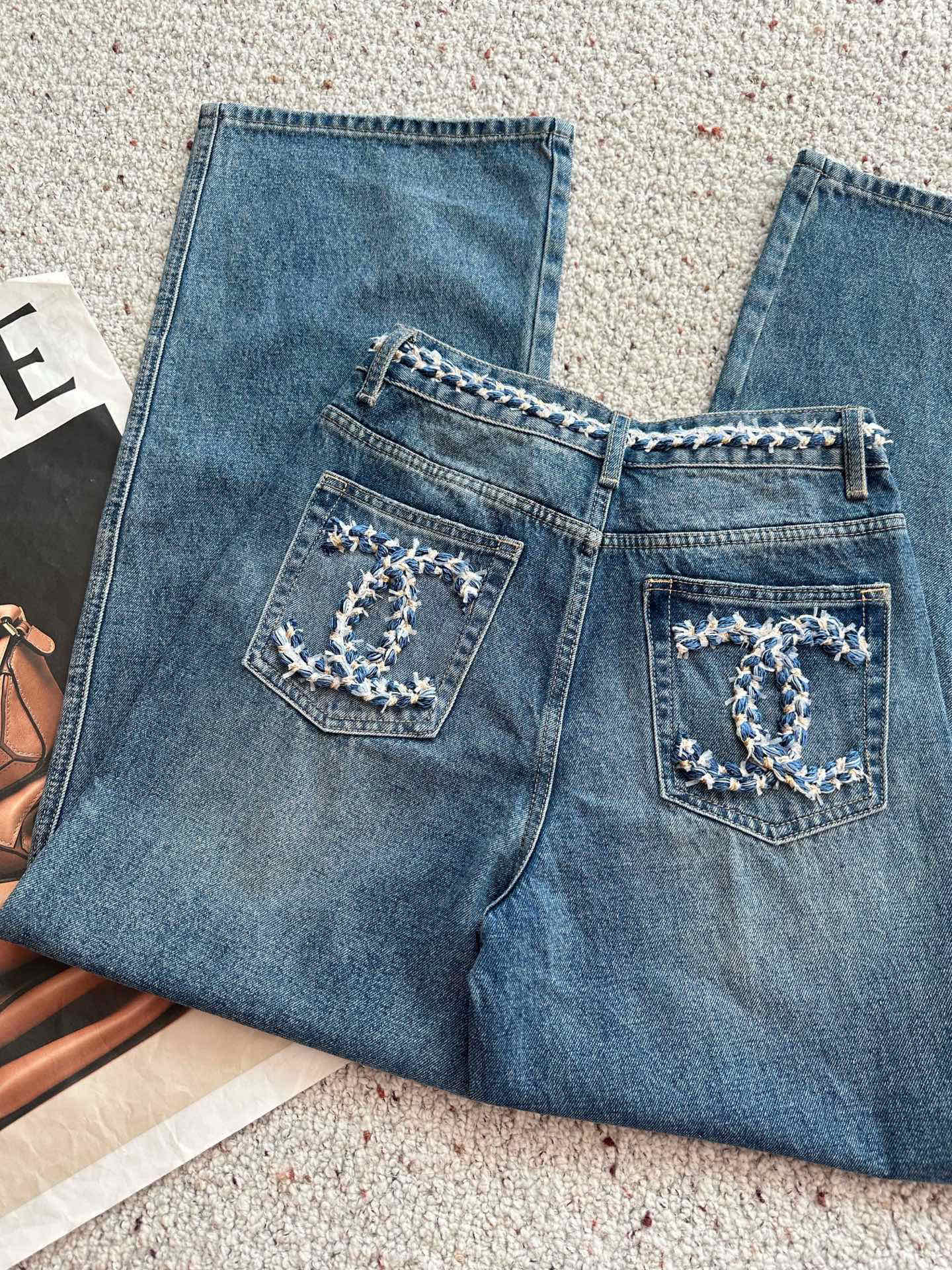 🛒𝐍𝐄𝐖 · 𝟐𝟎𝟐5/爆款现货设计师 原创｜女神同款编织双C牛仔裤 这款牛仔裤选用优质面料，工艺洗水，