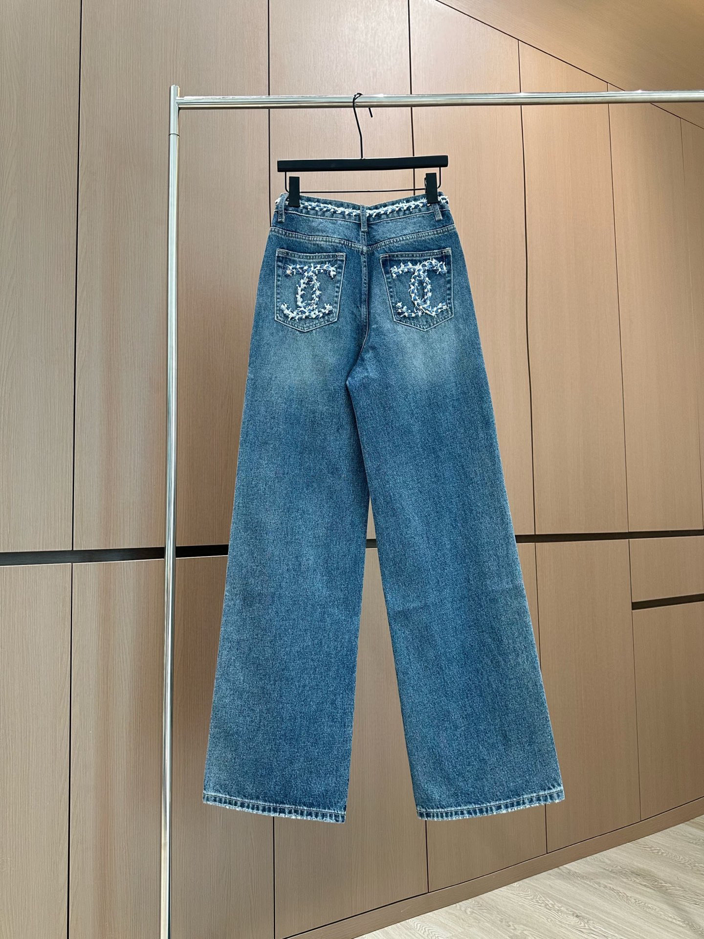 🛒𝐍𝐄𝐖 · 𝟐𝟎𝟐5/爆款现货设计师 原创｜女神同款编织双C牛仔裤 这款牛仔裤选用优质面料，工艺洗水，