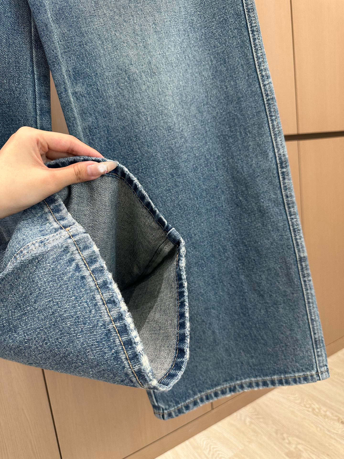 🛒𝐍𝐄𝐖 · 𝟐𝟎𝟐5/爆款现货设计师 原创｜女神同款编织双C牛仔裤 这款牛仔裤选用优质面料，工艺洗水，