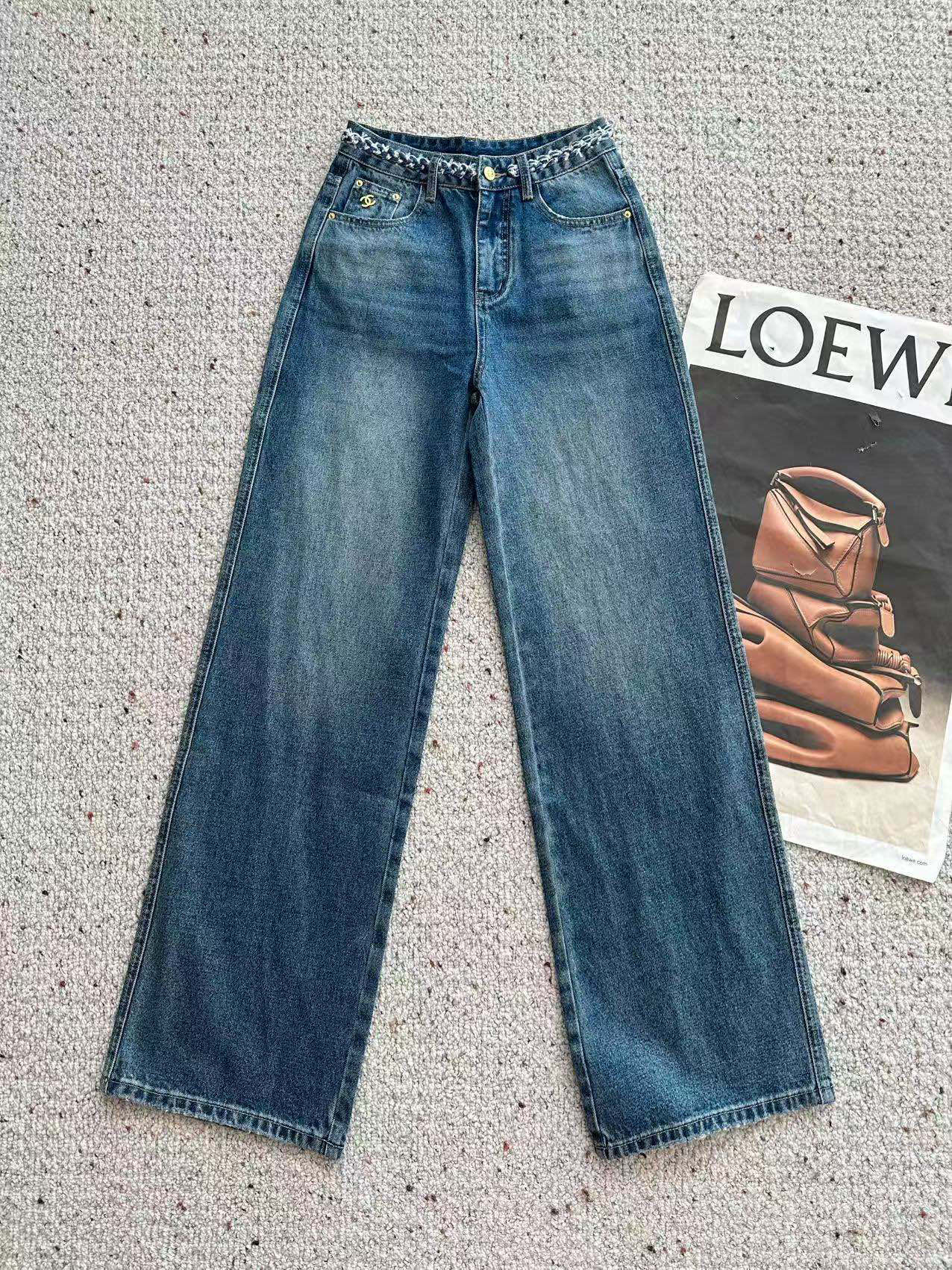 🛒𝐍𝐄𝐖 · 𝟐𝟎𝟐5/爆款现货设计师 原创｜女神同款编织双C牛仔裤 这款牛仔裤选用优质面料，工艺洗水，