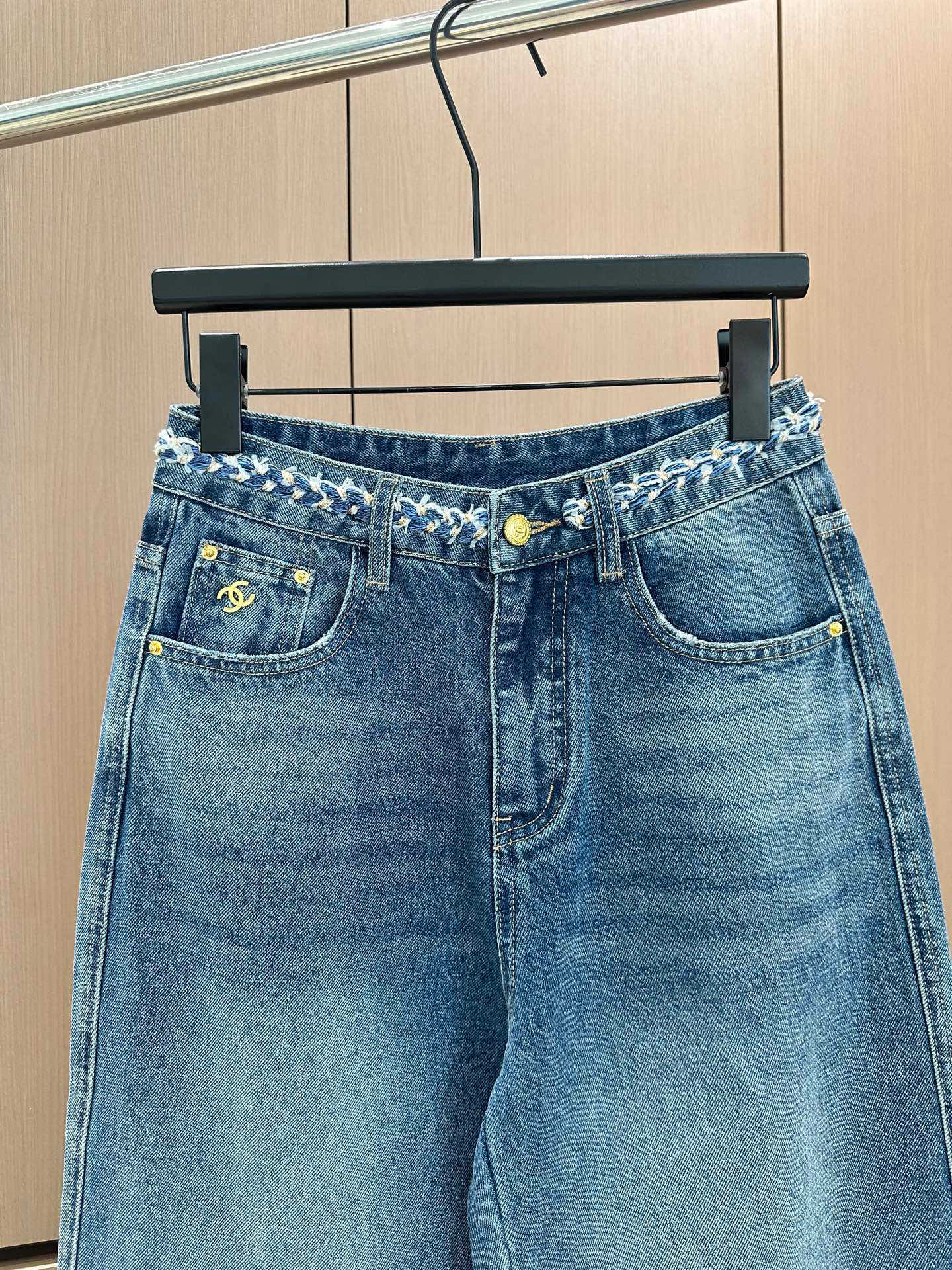 🛒𝐍𝐄𝐖 · 𝟐𝟎𝟐5/爆款现货设计师 原创｜女神同款编织双C牛仔裤 这款牛仔裤选用优质面料，工艺洗水，