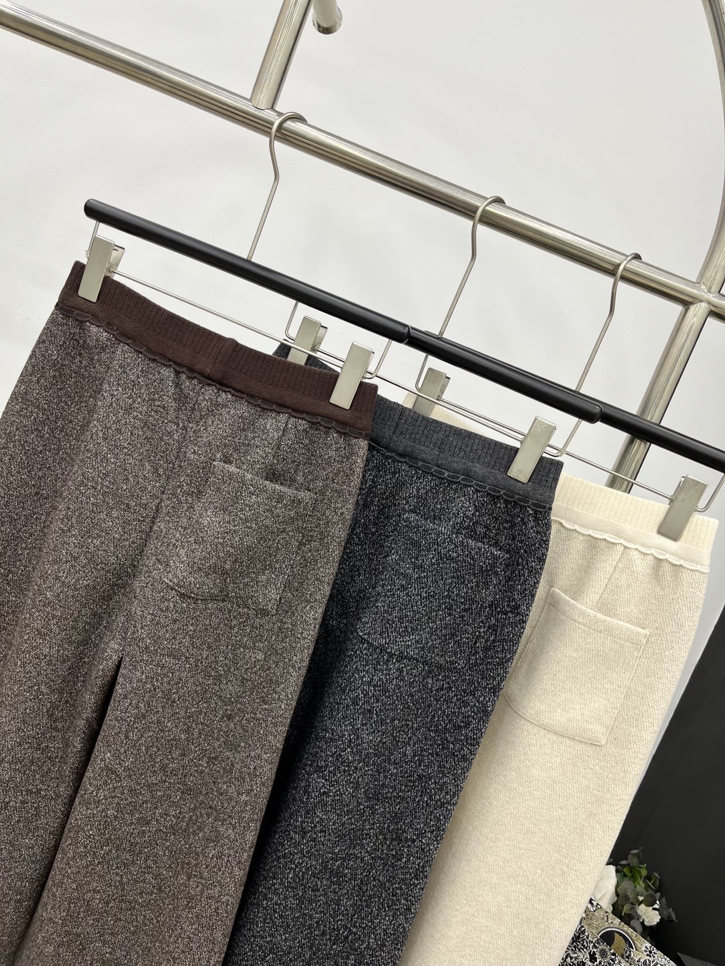 🛒𝐍𝐄𝐖 · 𝟐𝟎𝟐5/爆款现货原单品质 Miu Mi*｜25早秋新款休闲裤重工松紧腰拼接 高订面料亲肤