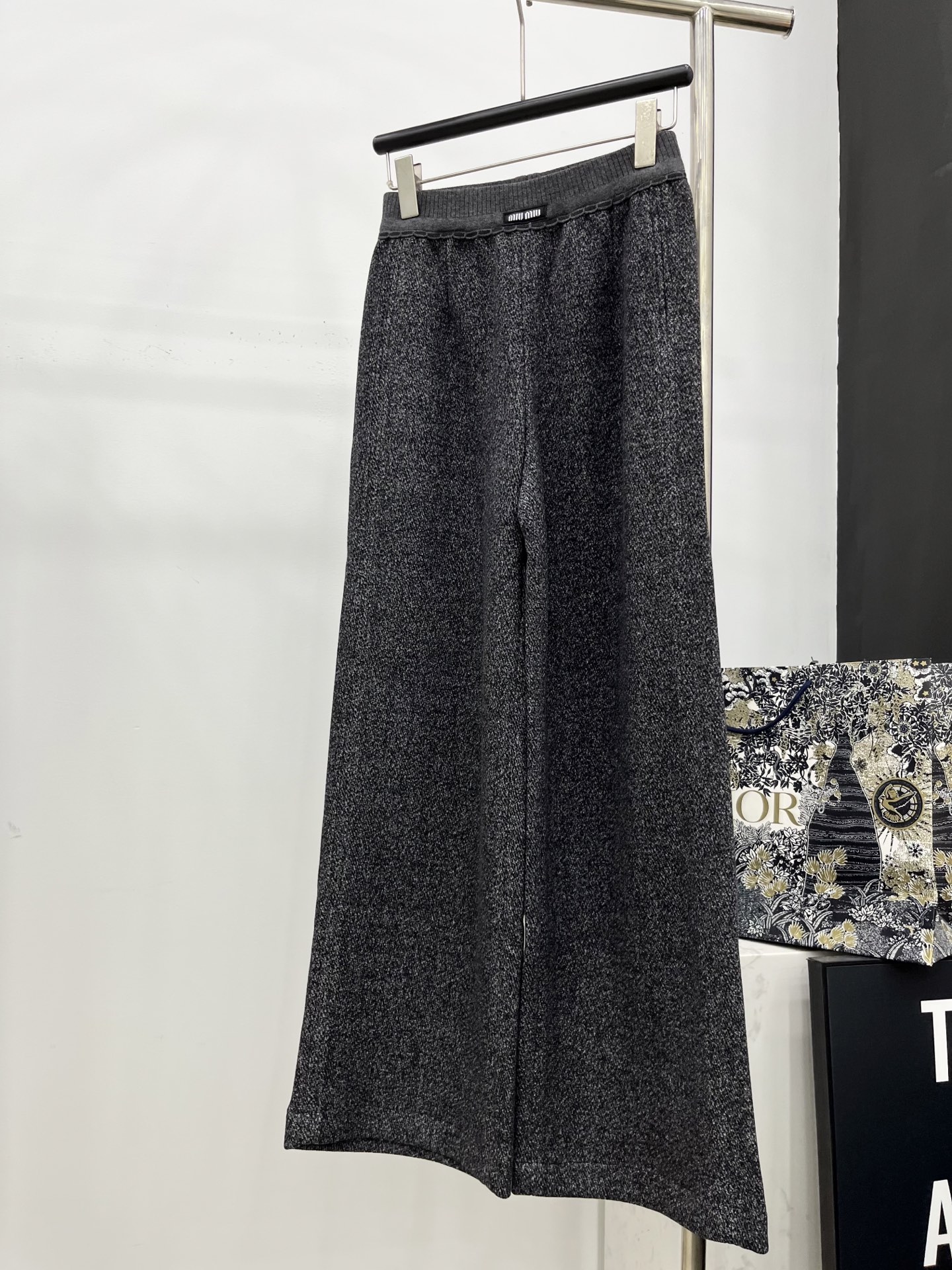 🛒𝐍𝐄𝐖 · 𝟐𝟎𝟐5/爆款现货原单品质 Miu Mi*｜25早秋新款休闲裤重工松紧腰拼接 高订面料亲肤