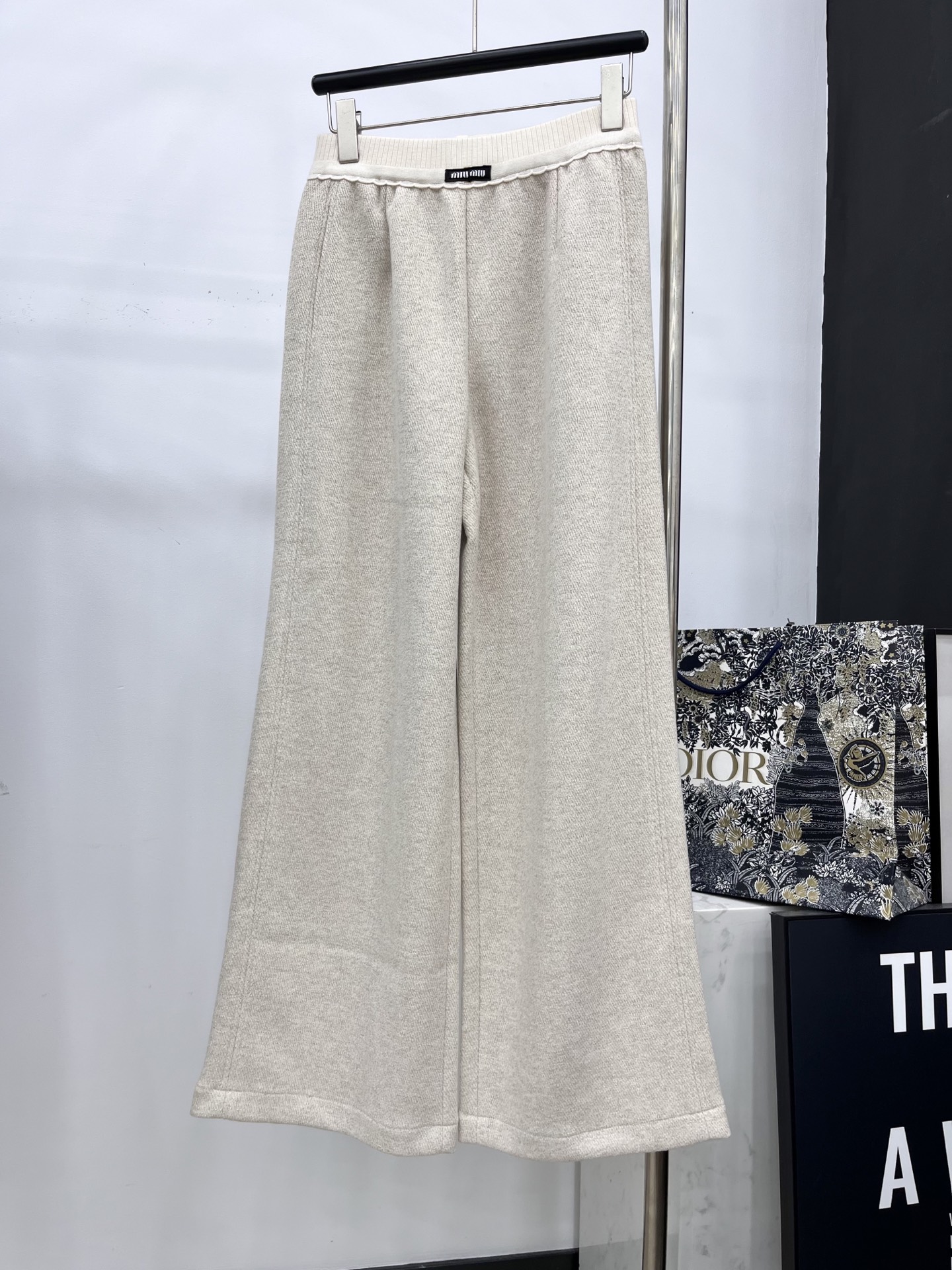 🛒𝐍𝐄𝐖 · 𝟐𝟎𝟐5/爆款现货原单品质 Miu Mi*｜25早秋新款休闲裤重工松紧腰拼接 高订面料亲肤