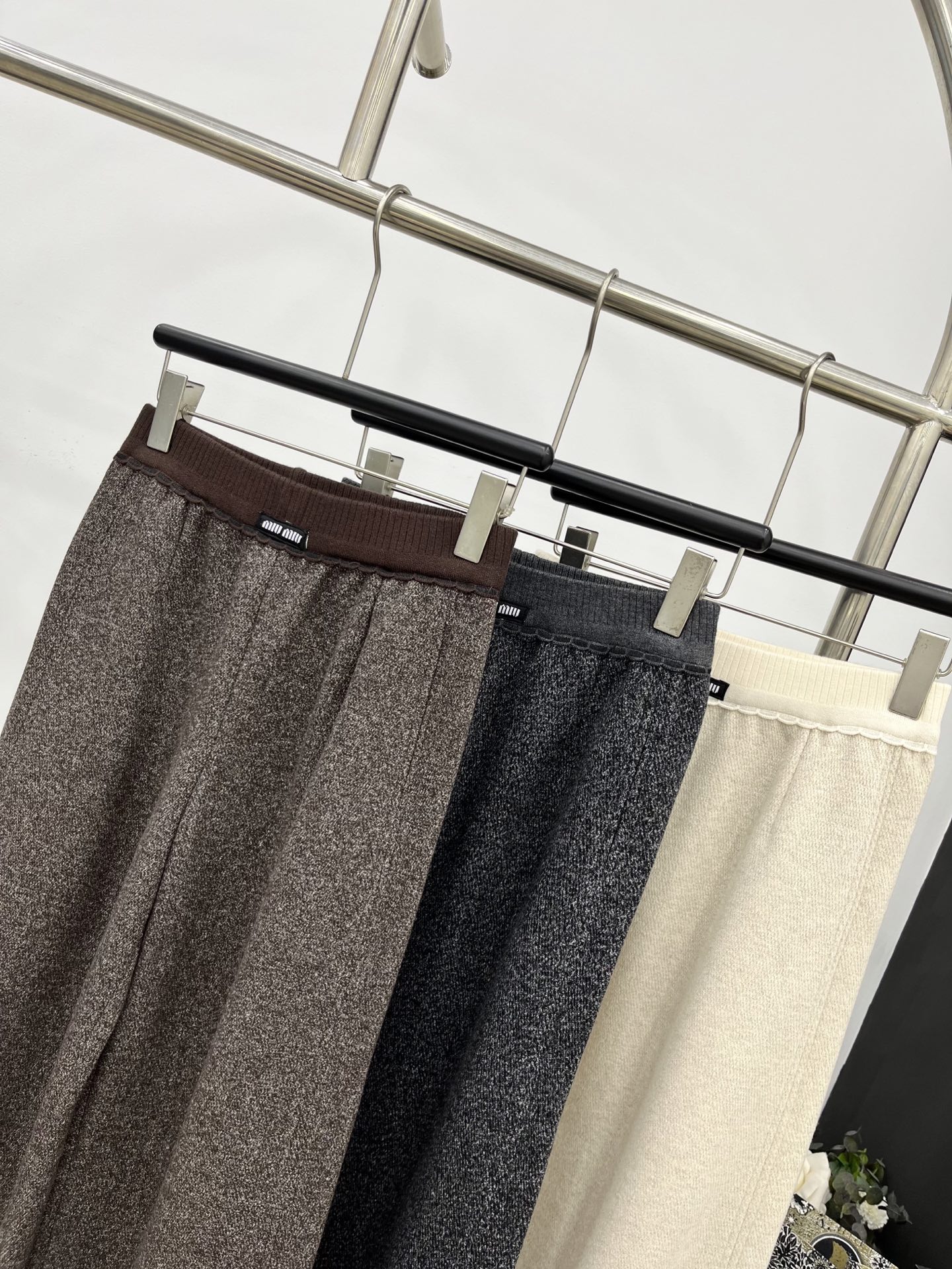 🛒𝐍𝐄𝐖 · 𝟐𝟎𝟐5/爆款现货原单品质 Miu Mi*｜25早秋新款休闲裤重工松紧腰拼接 高订面料亲肤