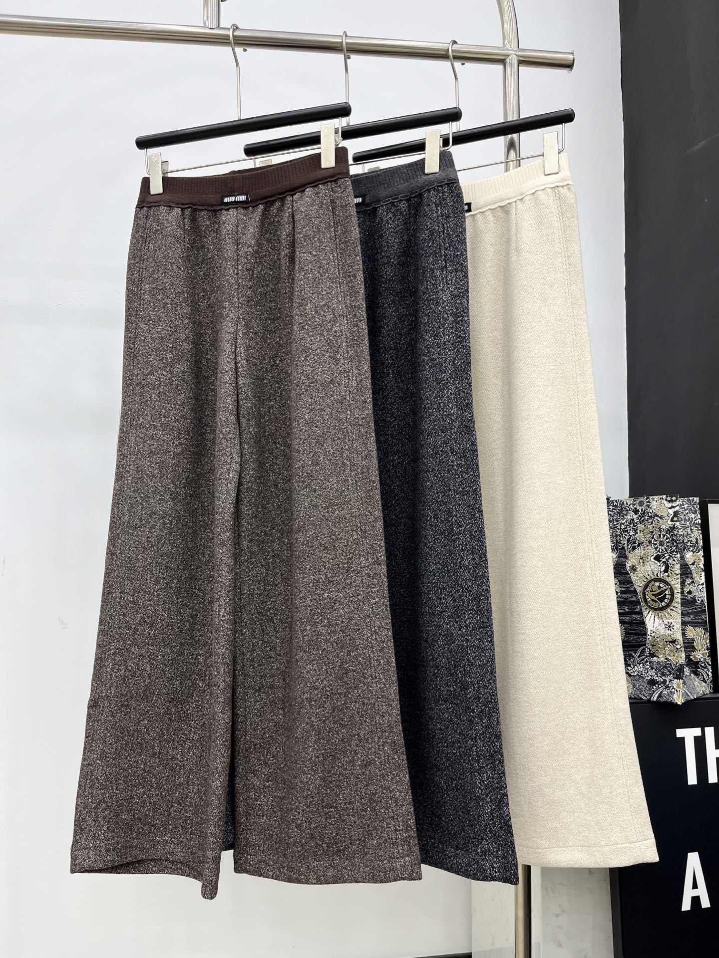 🛒𝐍𝐄𝐖 · 𝟐𝟎𝟐5/爆款现货原单品质 Miu Mi*｜25早秋新款休闲裤重工松紧腰拼接 高订面料亲肤