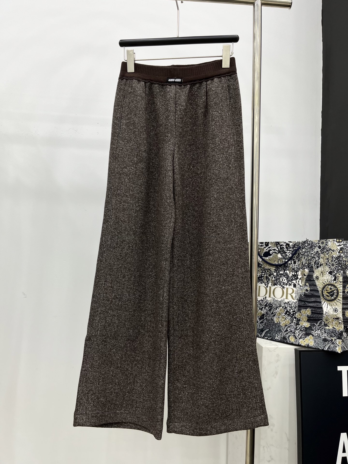 🛒𝐍𝐄𝐖 · 𝟐𝟎𝟐5/爆款现货原单品质 Miu Mi*｜25早秋新款休闲裤重工松紧腰拼接 高订面料亲肤