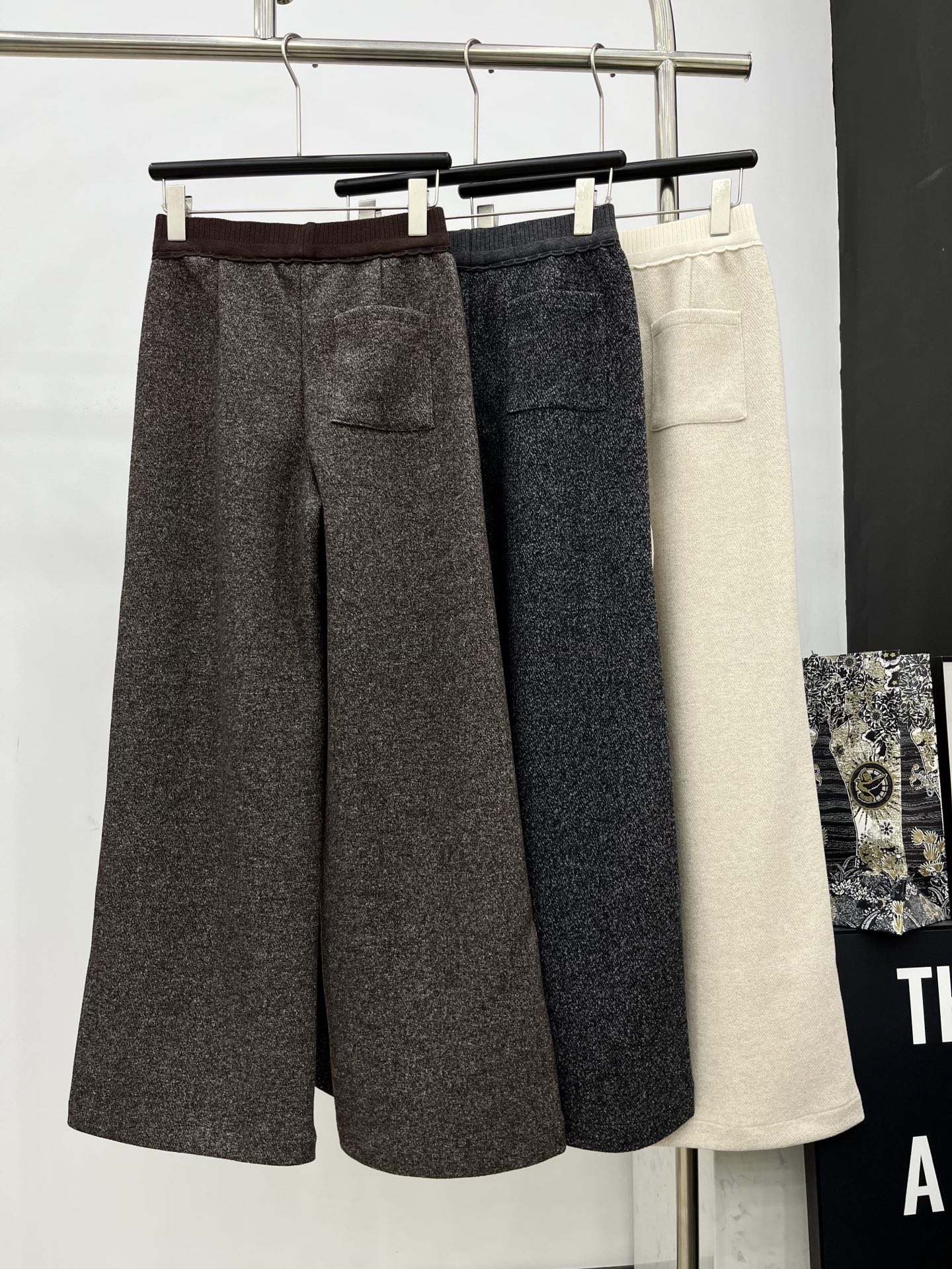 🛒𝐍𝐄𝐖 · 𝟐𝟎𝟐5/爆款现货原单品质 Miu Mi*｜25早秋新款休闲裤重工松紧腰拼接 高订面料亲肤