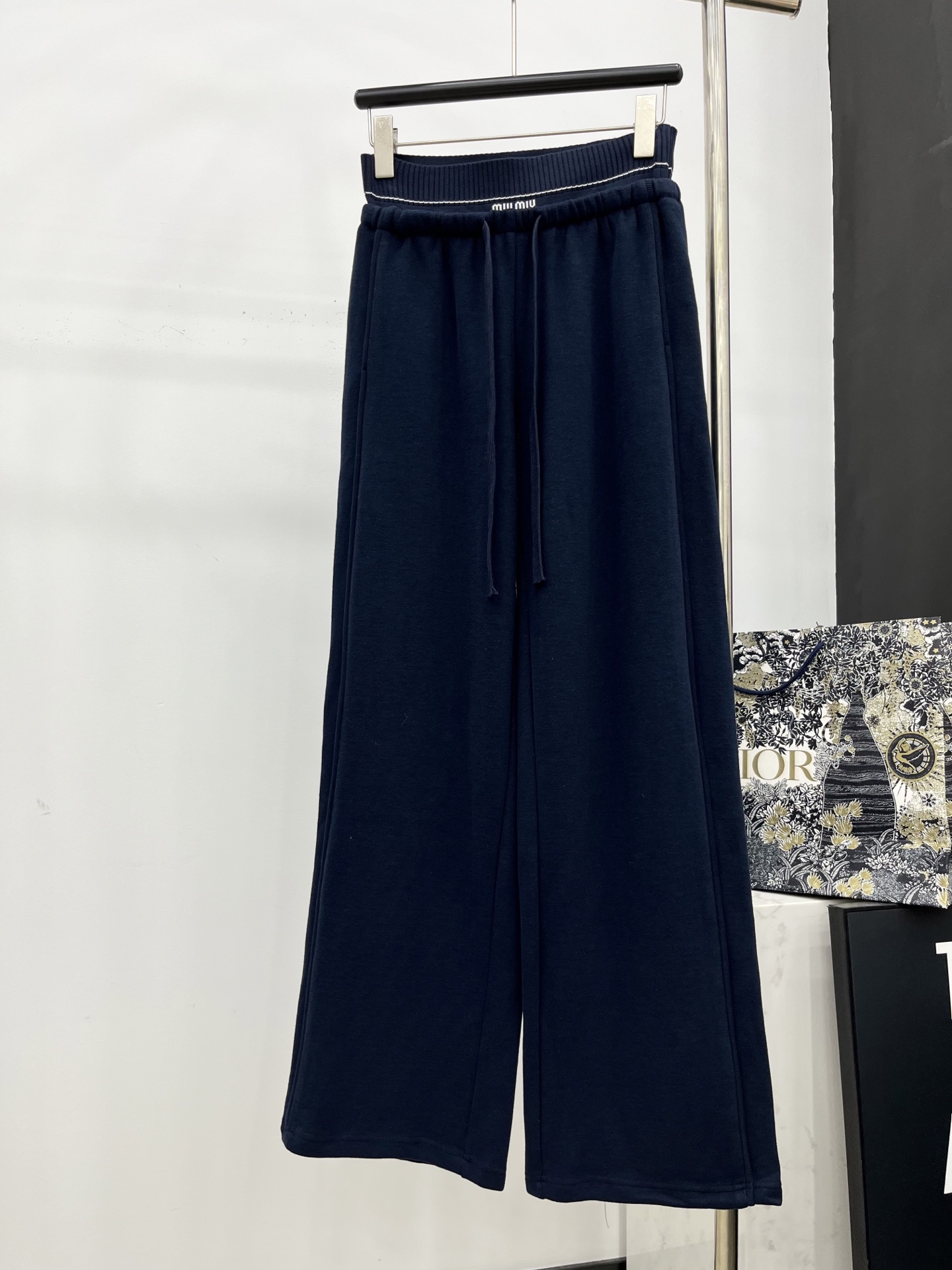 🛒𝐍𝐄𝐖 · 𝟐𝟎𝟐5/爆款现货原单品质 Miu Mi*｜25早秋新款休闲裤重工抽绳松紧腰拼接 高订面料