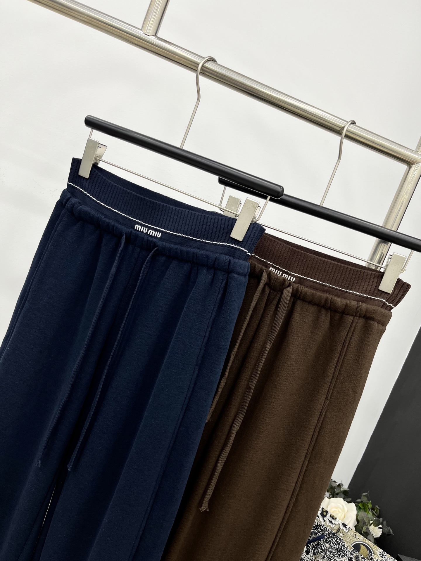 🛒𝐍𝐄𝐖 · 𝟐𝟎𝟐5/爆款现货原单品质 Miu Mi*｜25早秋新款休闲裤重工抽绳松紧腰拼接 高订面料