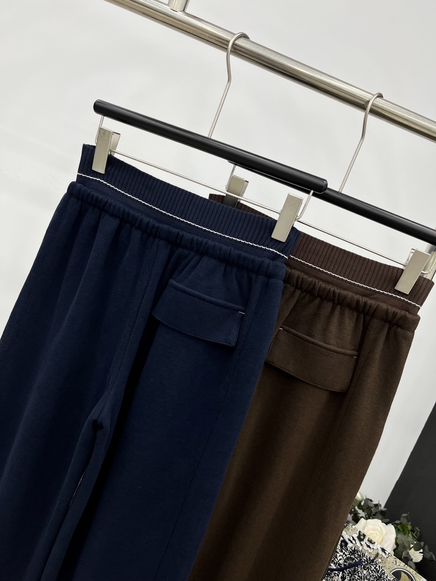 🛒𝐍𝐄𝐖 · 𝟐𝟎𝟐5/爆款现货原单品质 Miu Mi*｜25早秋新款休闲裤重工抽绳松紧腰拼接 高订面料