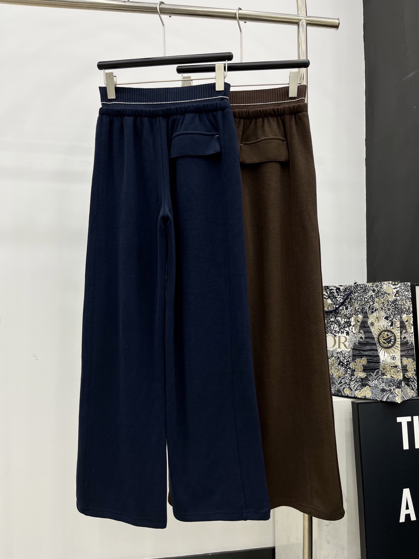 🛒𝐍𝐄𝐖 · 𝟐𝟎𝟐5/爆款现货原单品质 Miu Mi*｜25早秋新款休闲裤重工抽绳松紧腰拼接 高订面料