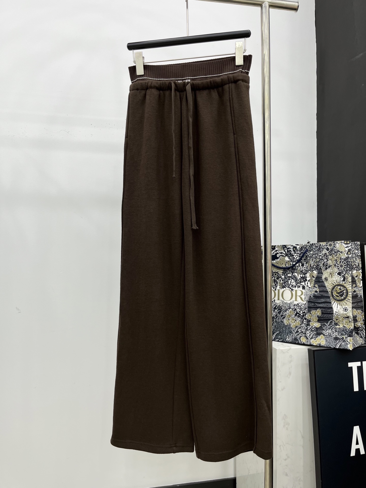 🛒𝐍𝐄𝐖 · 𝟐𝟎𝟐5/爆款现货原单品质 Miu Mi*｜25早秋新款休闲裤重工抽绳松紧腰拼接 高订面料