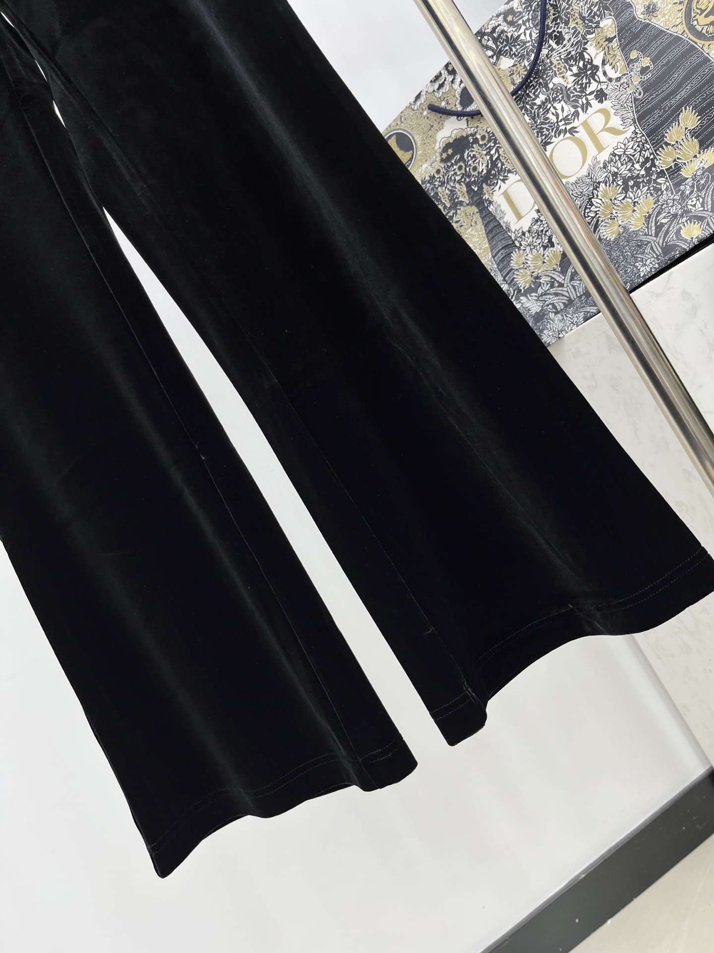 🛒𝐍𝐄𝐖 · 𝟐𝟎𝟐5/爆款现货设计师 原创 ｜25早秋新款丝绒休闲裤Bling珠片腰头 高订面料亲肤感