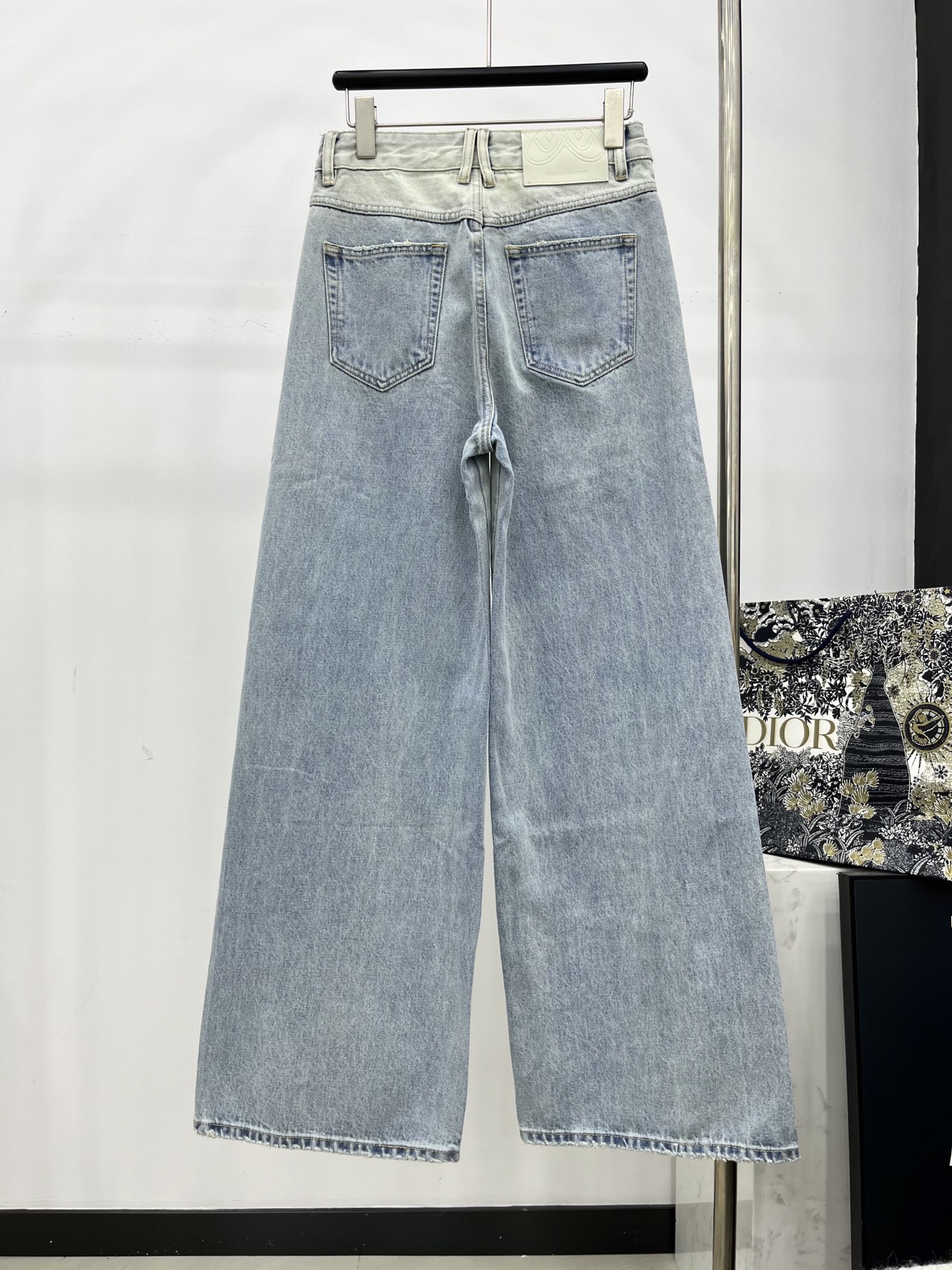 🛒𝐍𝐄𝐖 · 𝟐𝟎𝟐5/爆款现货设计师 原创｜女神同款磨破拼色牛仔裤 这款牛仔裤选用优质面料，工艺洗水，