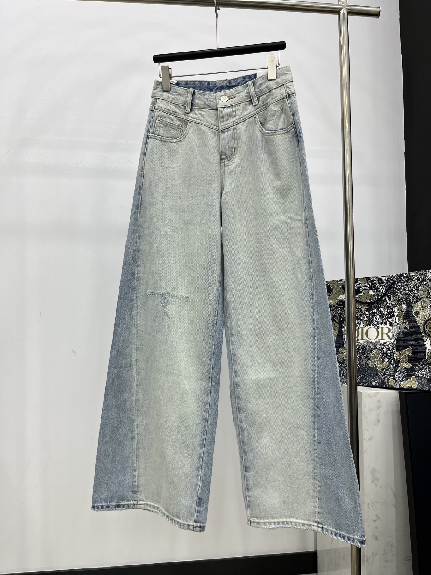 🛒𝐍𝐄𝐖 · 𝟐𝟎𝟐5/爆款现货设计师 原创｜女神同款磨破拼色牛仔裤 这款牛仔裤选用优质面料，工艺洗水，