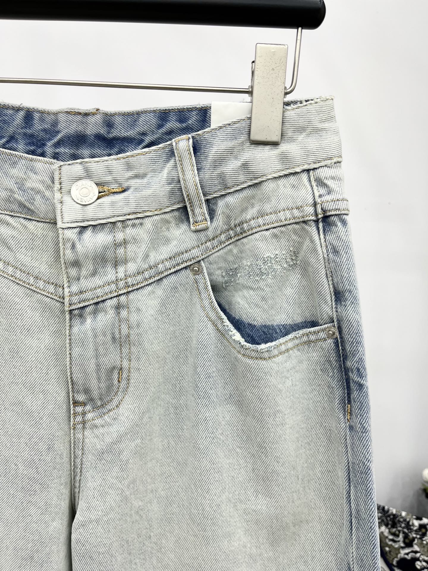 🛒𝐍𝐄𝐖 · 𝟐𝟎𝟐5/爆款现货设计师 原创｜女神同款磨破拼色牛仔裤 这款牛仔裤选用优质面料，工艺洗水，