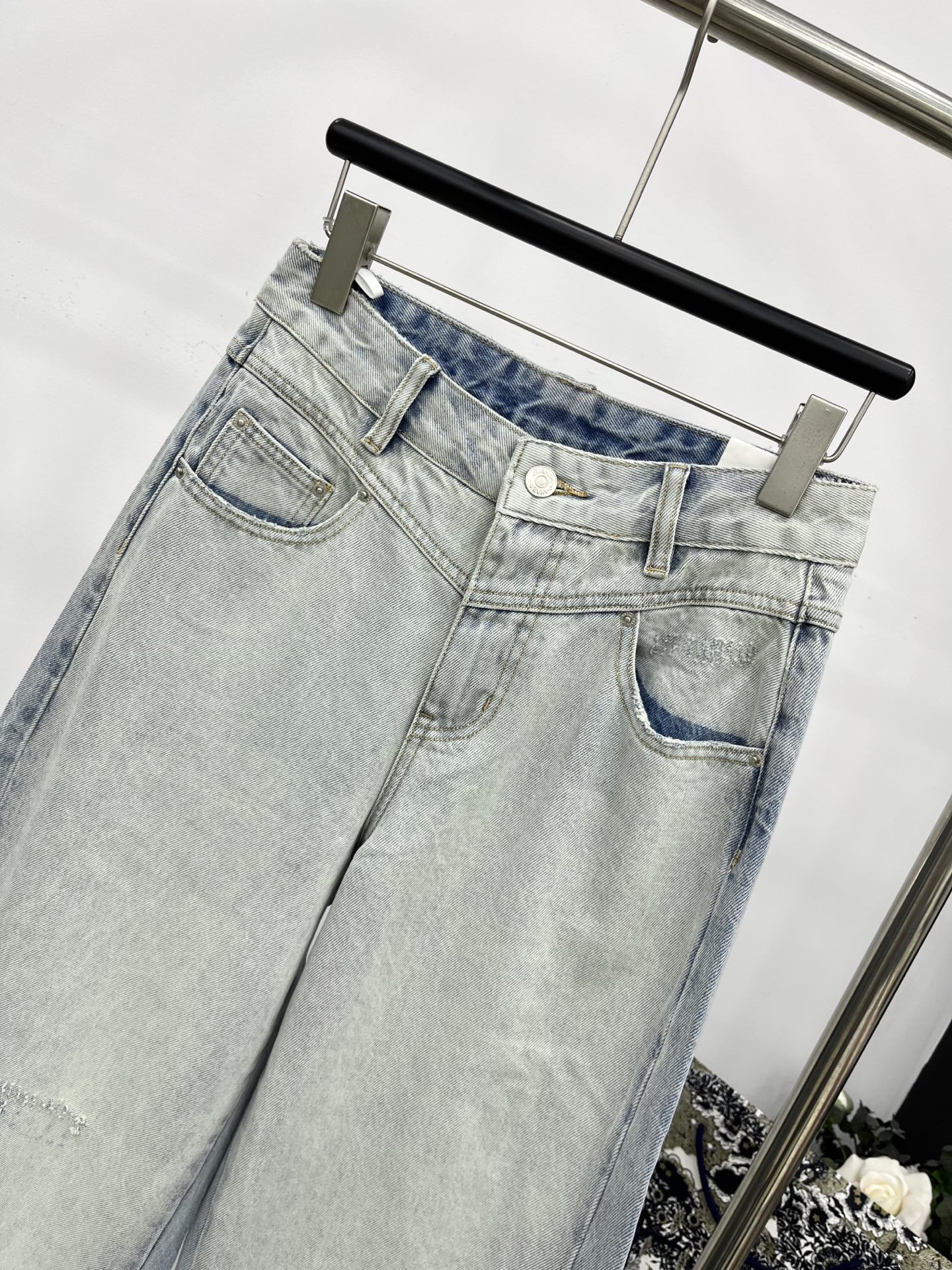 🛒𝐍𝐄𝐖 · 𝟐𝟎𝟐5/爆款现货设计师 原创｜女神同款磨破拼色牛仔裤 这款牛仔裤选用优质面料，工艺洗水，