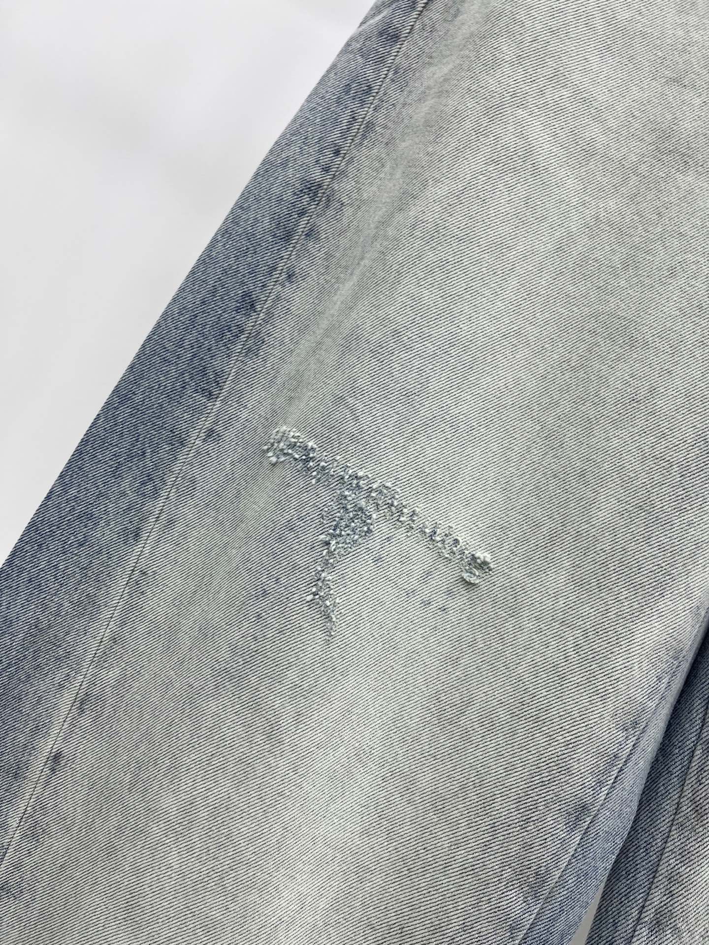 🛒𝐍𝐄𝐖 · 𝟐𝟎𝟐5/爆款现货设计师 原创｜女神同款磨破拼色牛仔裤 这款牛仔裤选用优质面料，工艺洗水，