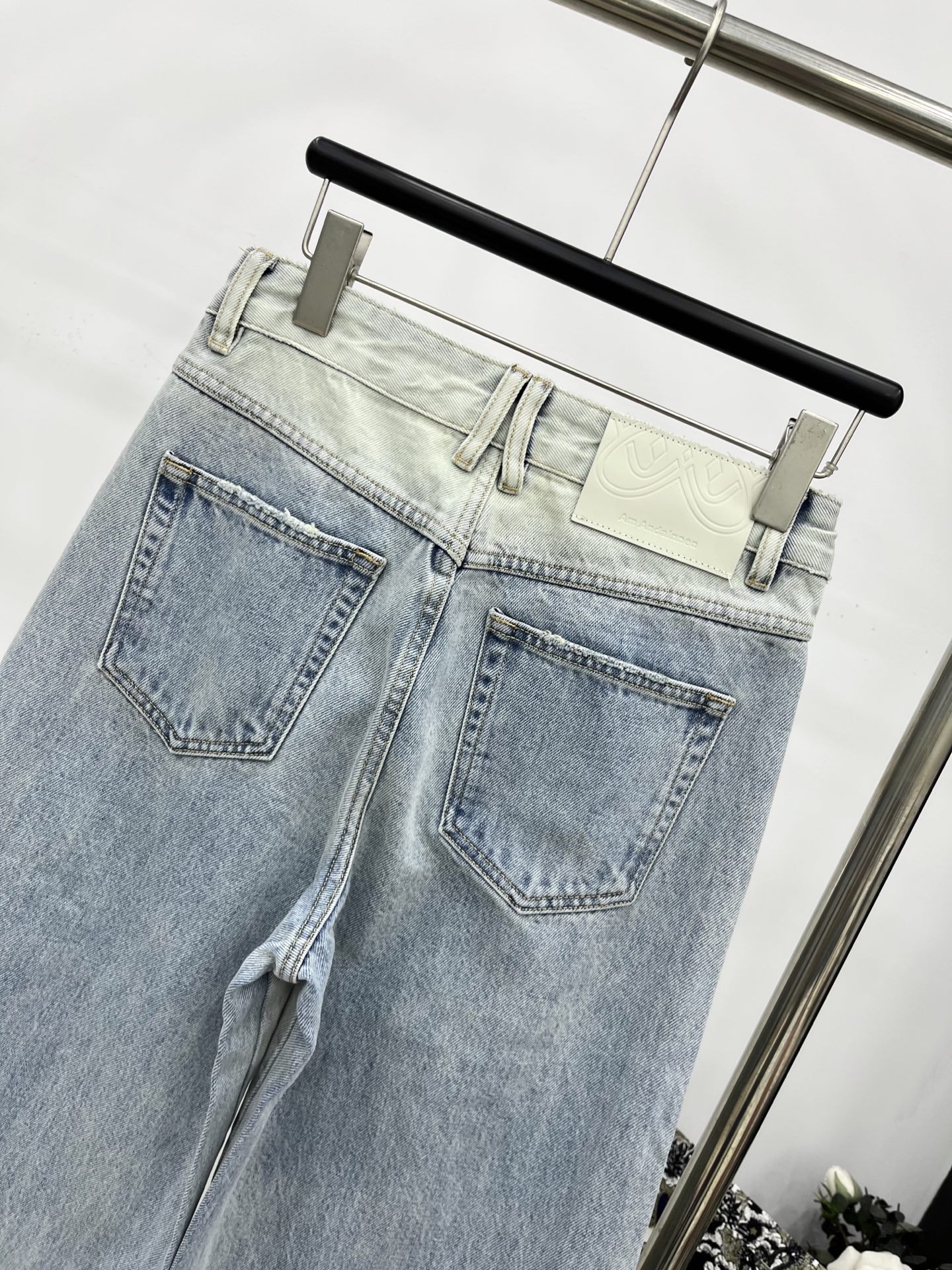 🛒𝐍𝐄𝐖 · 𝟐𝟎𝟐5/爆款现货设计师 原创｜女神同款磨破拼色牛仔裤 这款牛仔裤选用优质面料，工艺洗水，