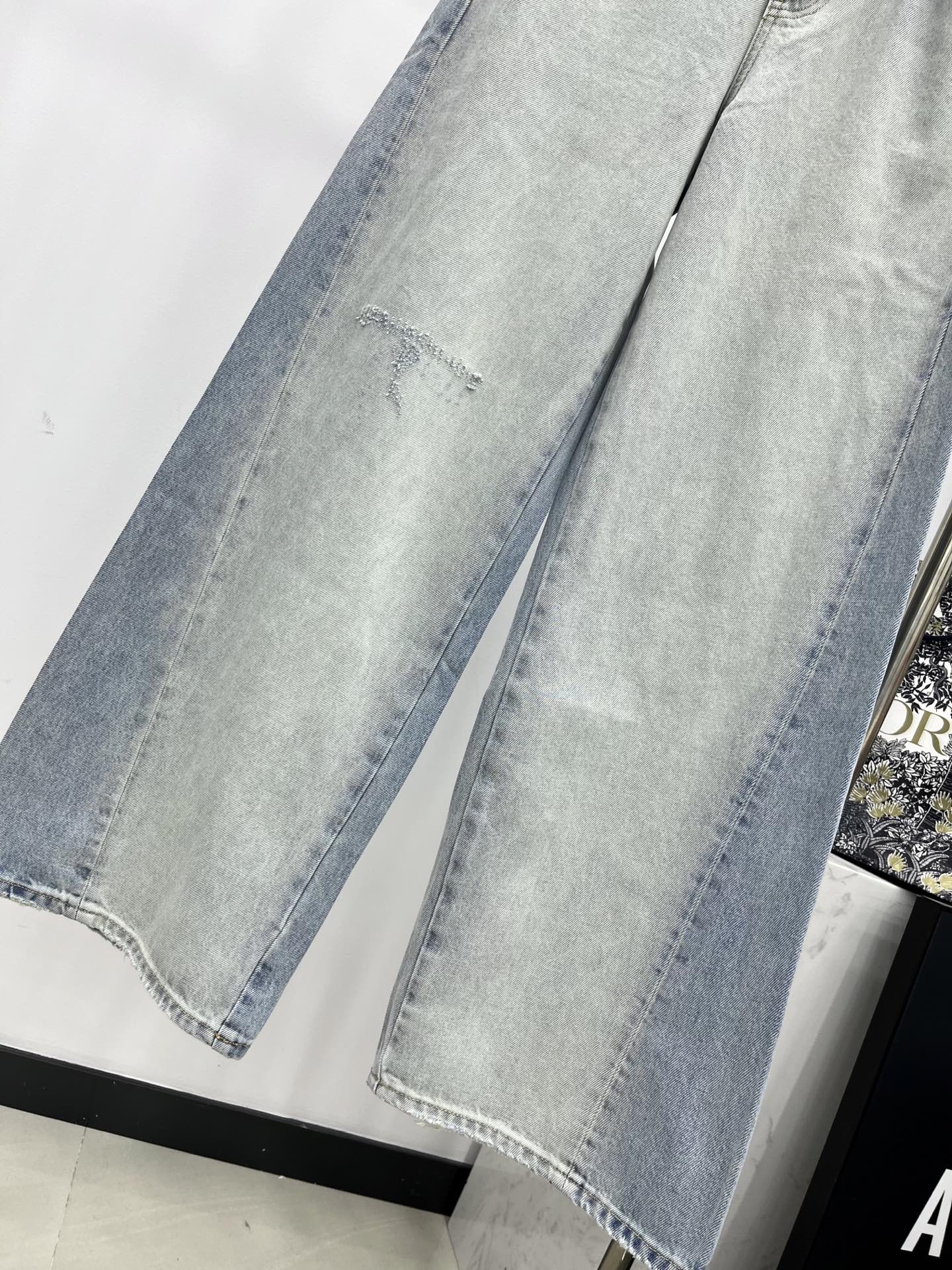 🛒𝐍𝐄𝐖 · 𝟐𝟎𝟐5/爆款现货设计师 原创｜女神同款磨破拼色牛仔裤 这款牛仔裤选用优质面料，工艺洗水，