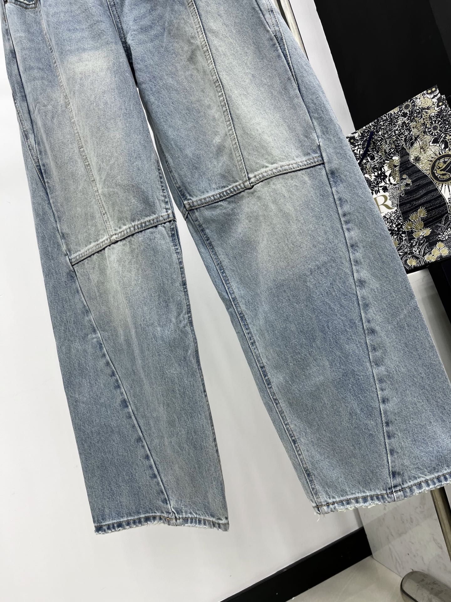 🛒𝐍𝐄𝐖 · 𝟐𝟎𝟐5/爆款现货设计师 原创｜女神同款腰带装饰牛仔裤 这款牛仔裤选用优质面料，工艺洗水，