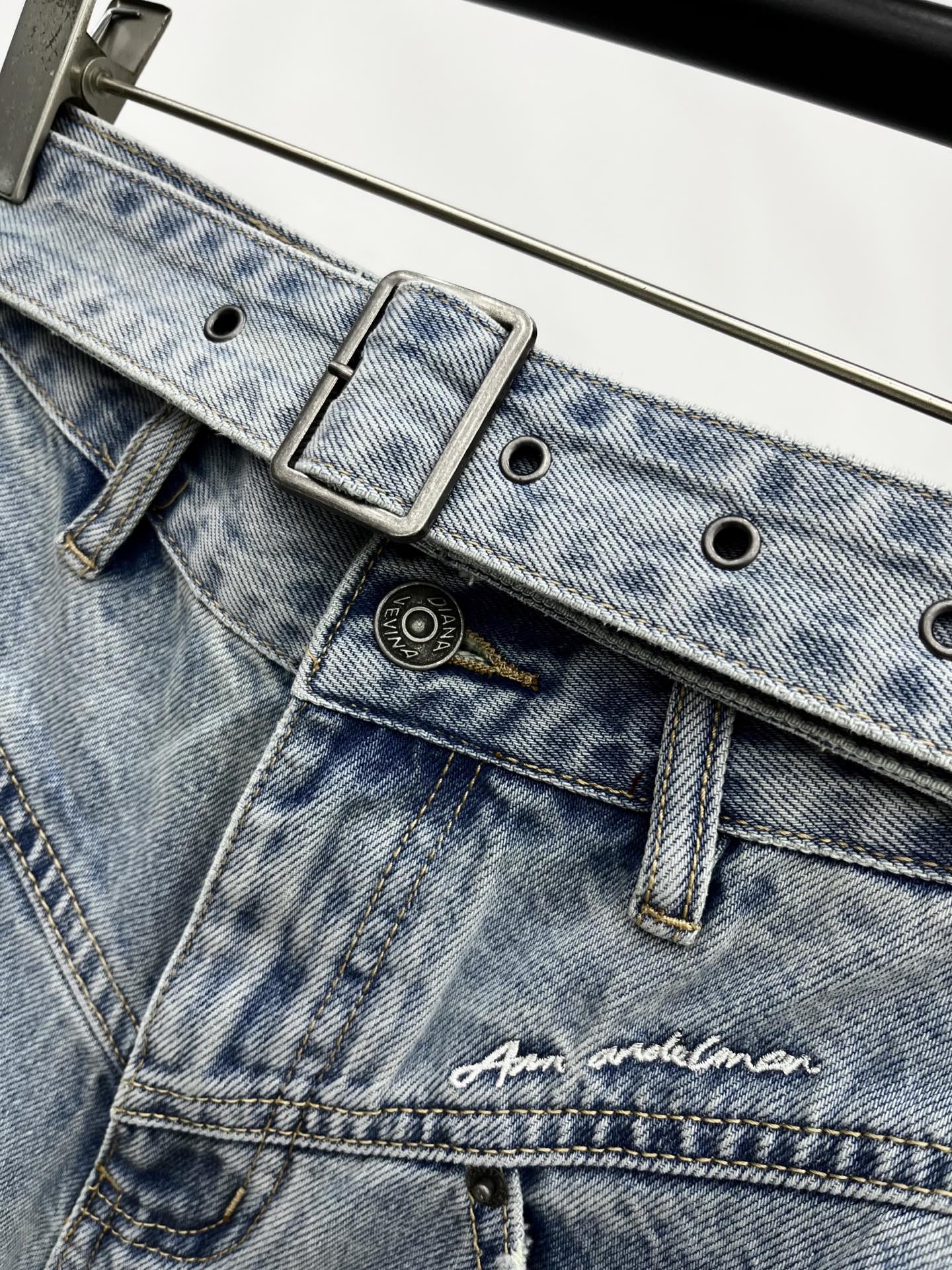 🛒𝐍𝐄𝐖 · 𝟐𝟎𝟐5/爆款现货设计师 原创｜女神同款腰带装饰牛仔裤 这款牛仔裤选用优质面料，工艺洗水，