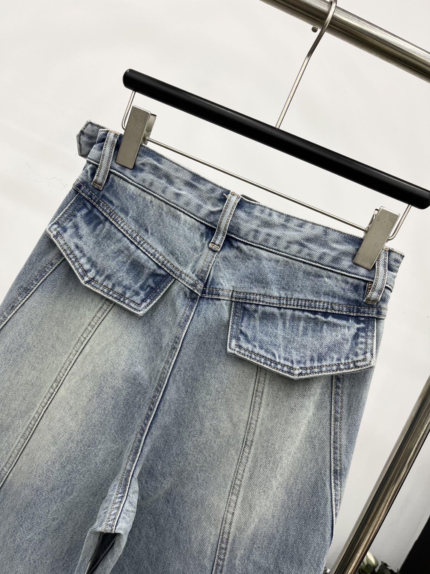 🛒𝐍𝐄𝐖 · 𝟐𝟎𝟐5/爆款现货设计师 原创｜女神同款腰带装饰牛仔裤 这款牛仔裤选用优质面料，工艺洗水，