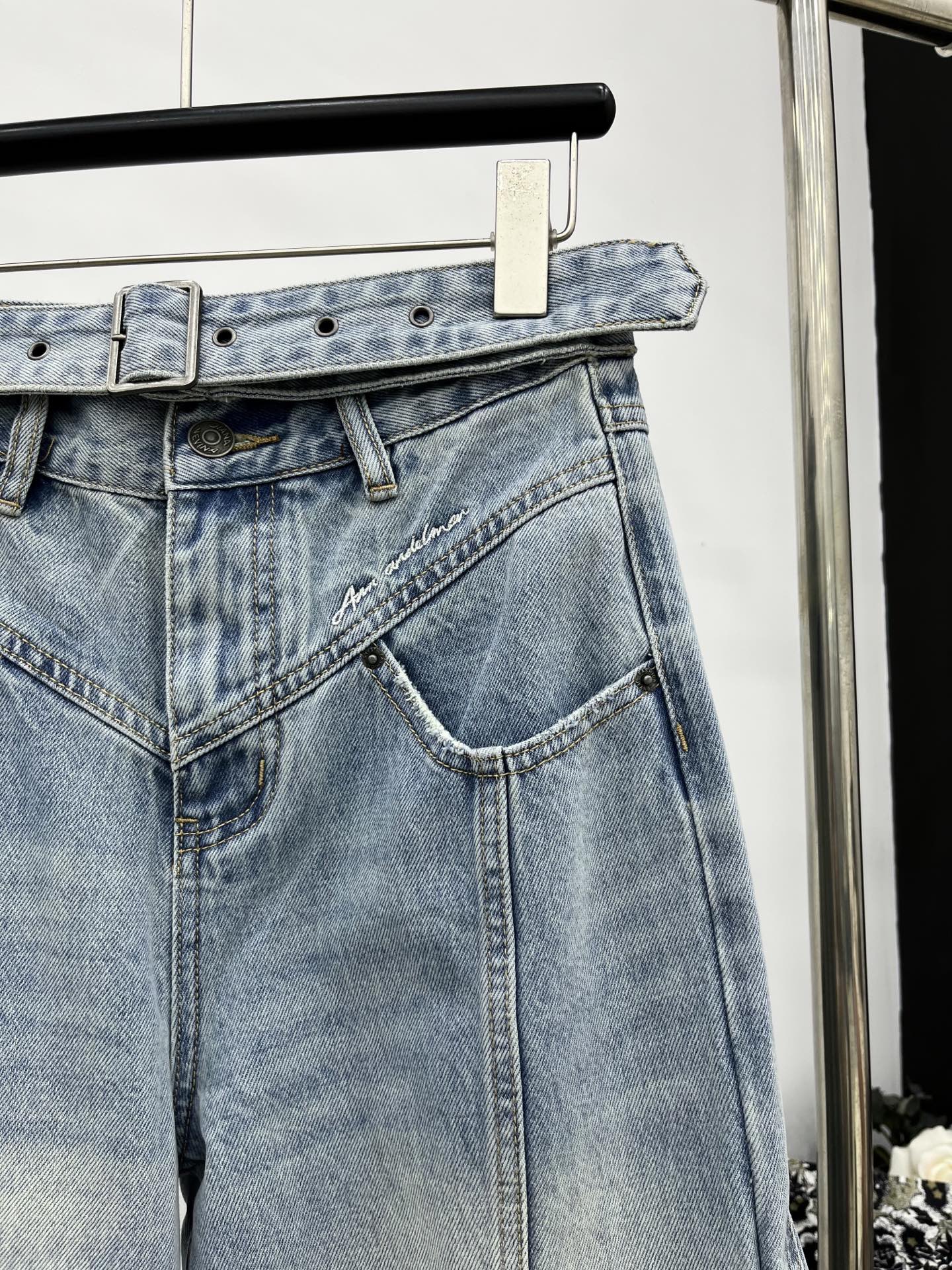 🛒𝐍𝐄𝐖 · 𝟐𝟎𝟐5/爆款现货设计师 原创｜女神同款腰带装饰牛仔裤 这款牛仔裤选用优质面料，工艺洗水，