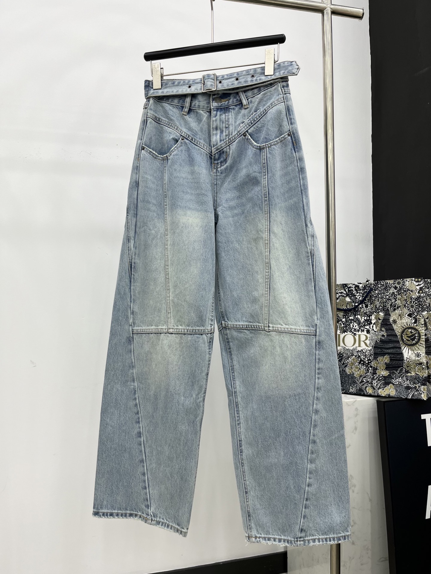 🛒𝐍𝐄𝐖 · 𝟐𝟎𝟐5/爆款现货设计师 原创｜女神同款腰带装饰牛仔裤 这款牛仔裤选用优质面料，工艺洗水，