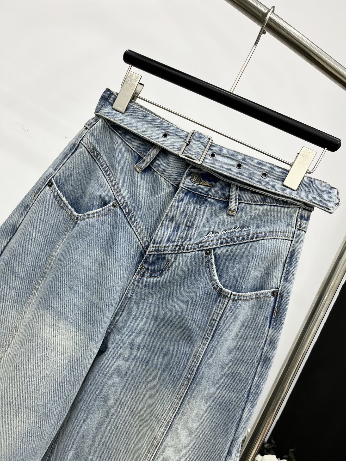 🛒𝐍𝐄𝐖 · 𝟐𝟎𝟐5/爆款现货设计师 原创｜女神同款腰带装饰牛仔裤 这款牛仔裤选用优质面料，工艺洗水，