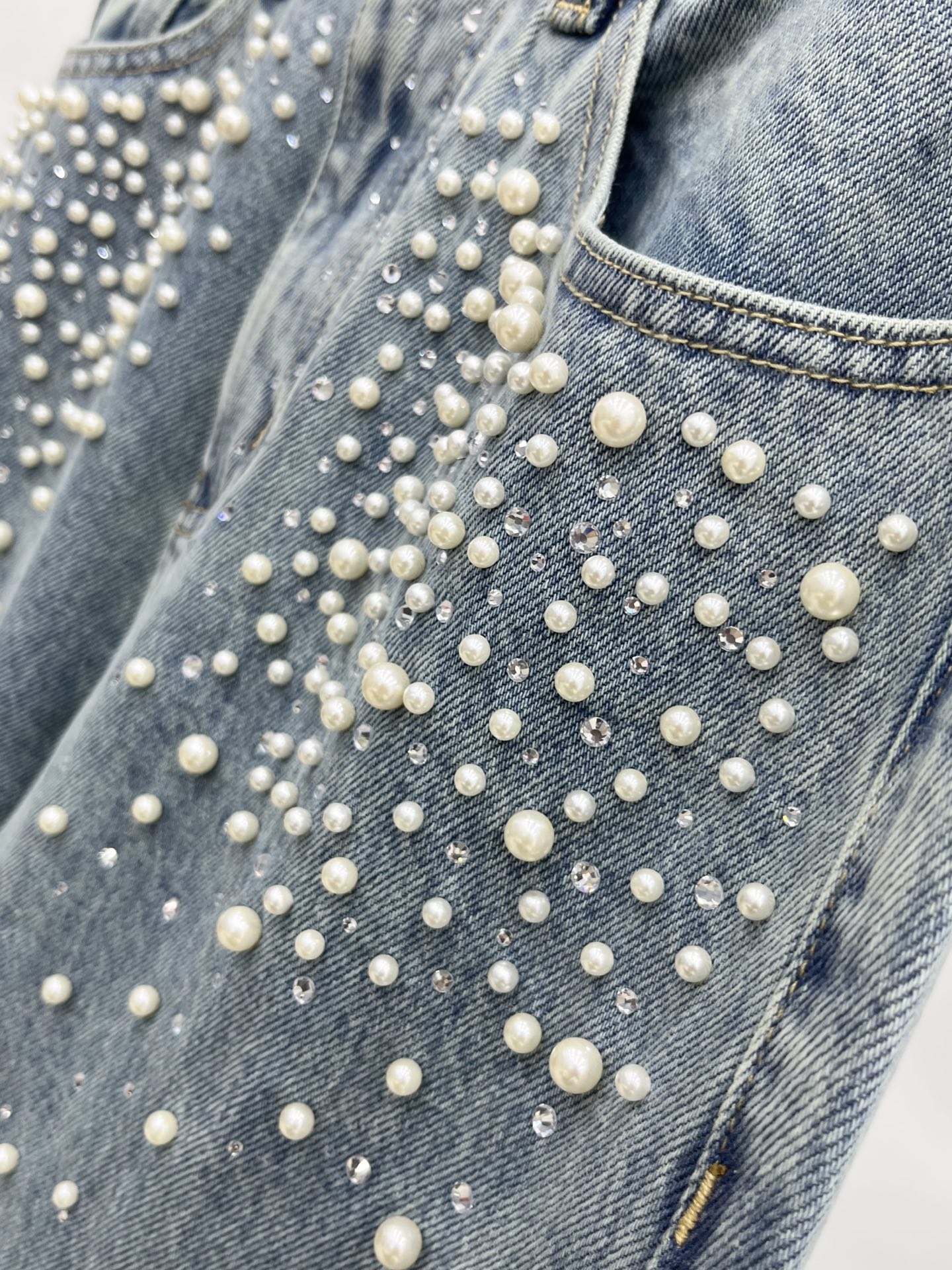 🛒𝐍𝐄𝐖 · 𝟐𝟎𝟐5/爆款现货设计师 原创｜女神同款珍珠牛仔裤 这款牛仔裤选用优质面料，工艺洗水， 挺