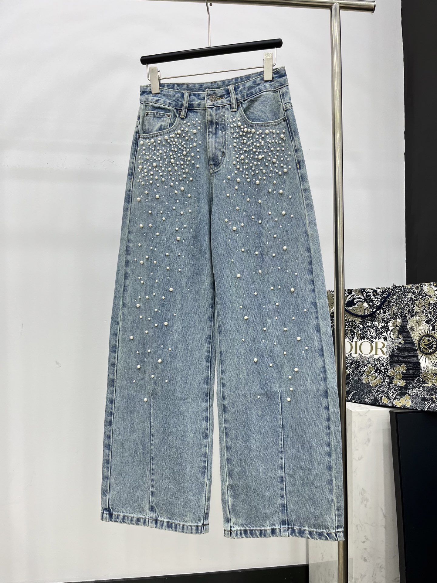 🛒𝐍𝐄𝐖 · 𝟐𝟎𝟐5/爆款现货设计师 原创｜女神同款珍珠牛仔裤 这款牛仔裤选用优质面料，工艺洗水， 挺