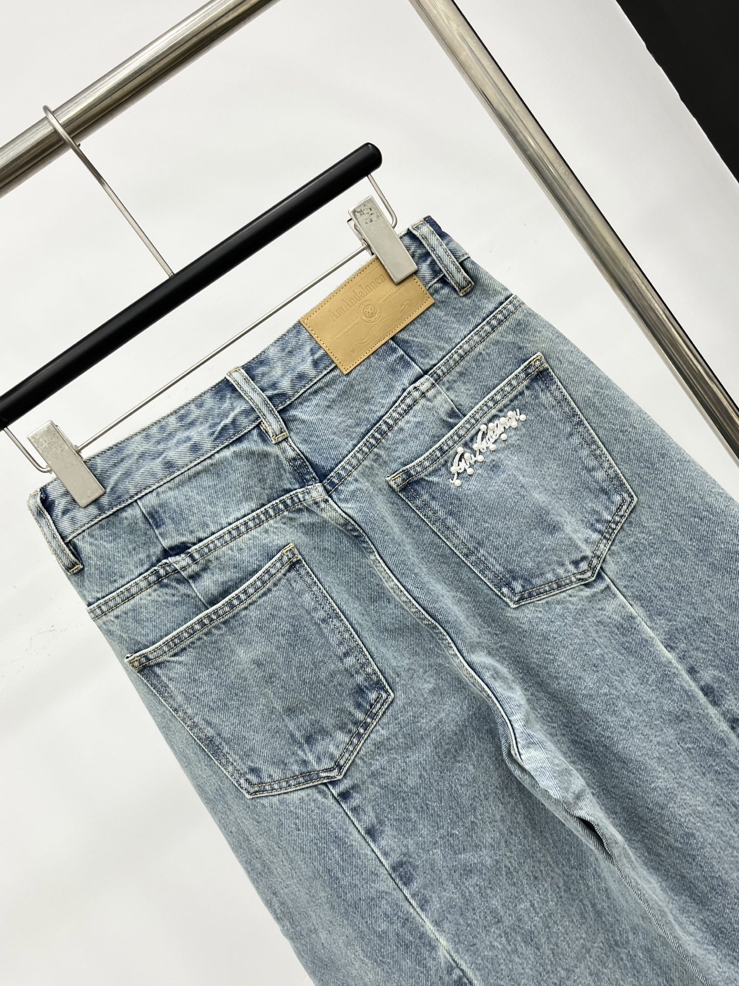 🛒𝐍𝐄𝐖 · 𝟐𝟎𝟐5/爆款现货设计师 原创｜女神同款珍珠牛仔裤 这款牛仔裤选用优质面料，工艺洗水， 挺