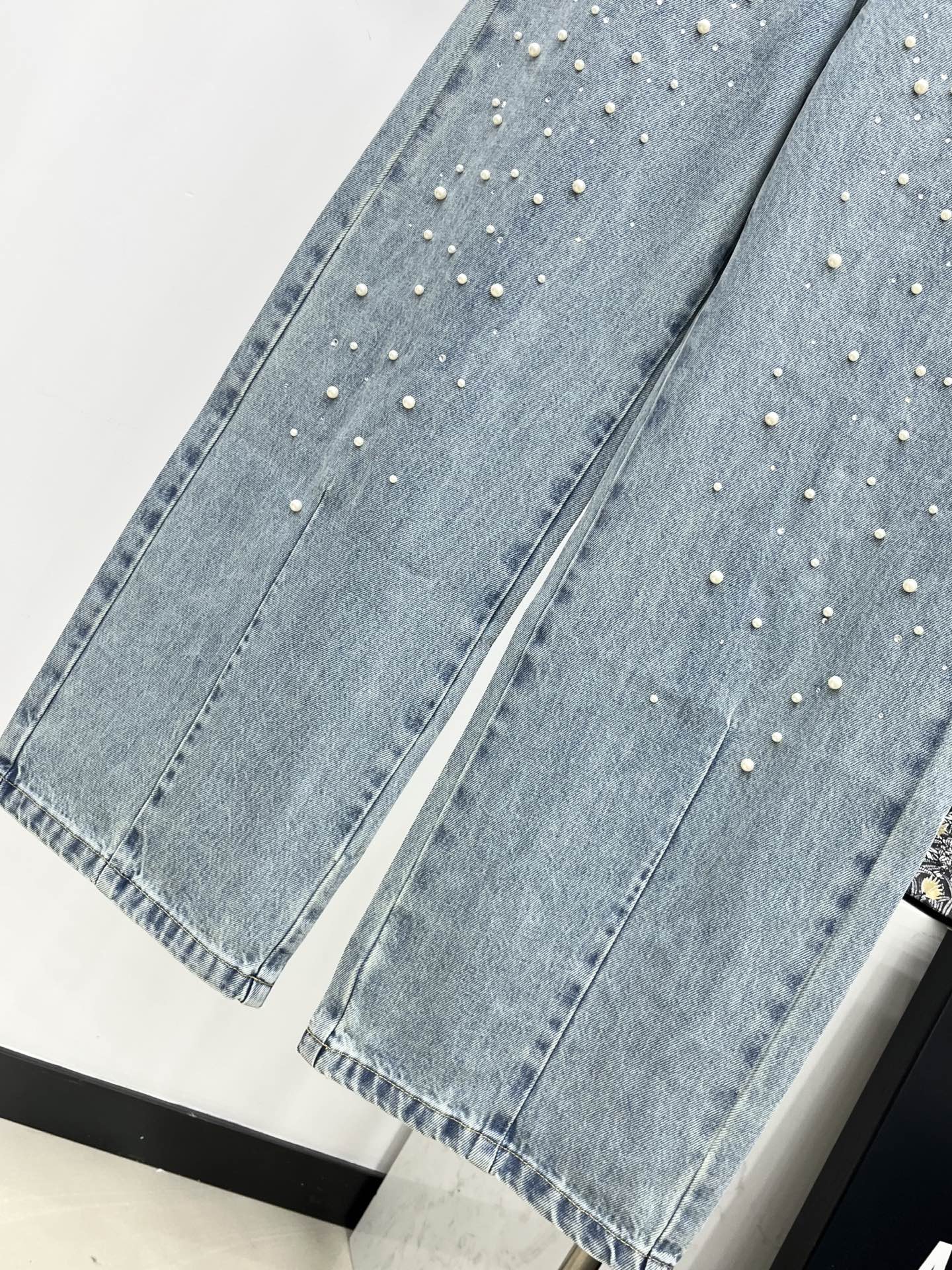 🛒𝐍𝐄𝐖 · 𝟐𝟎𝟐5/爆款现货设计师 原创｜女神同款珍珠牛仔裤 这款牛仔裤选用优质面料，工艺洗水， 挺