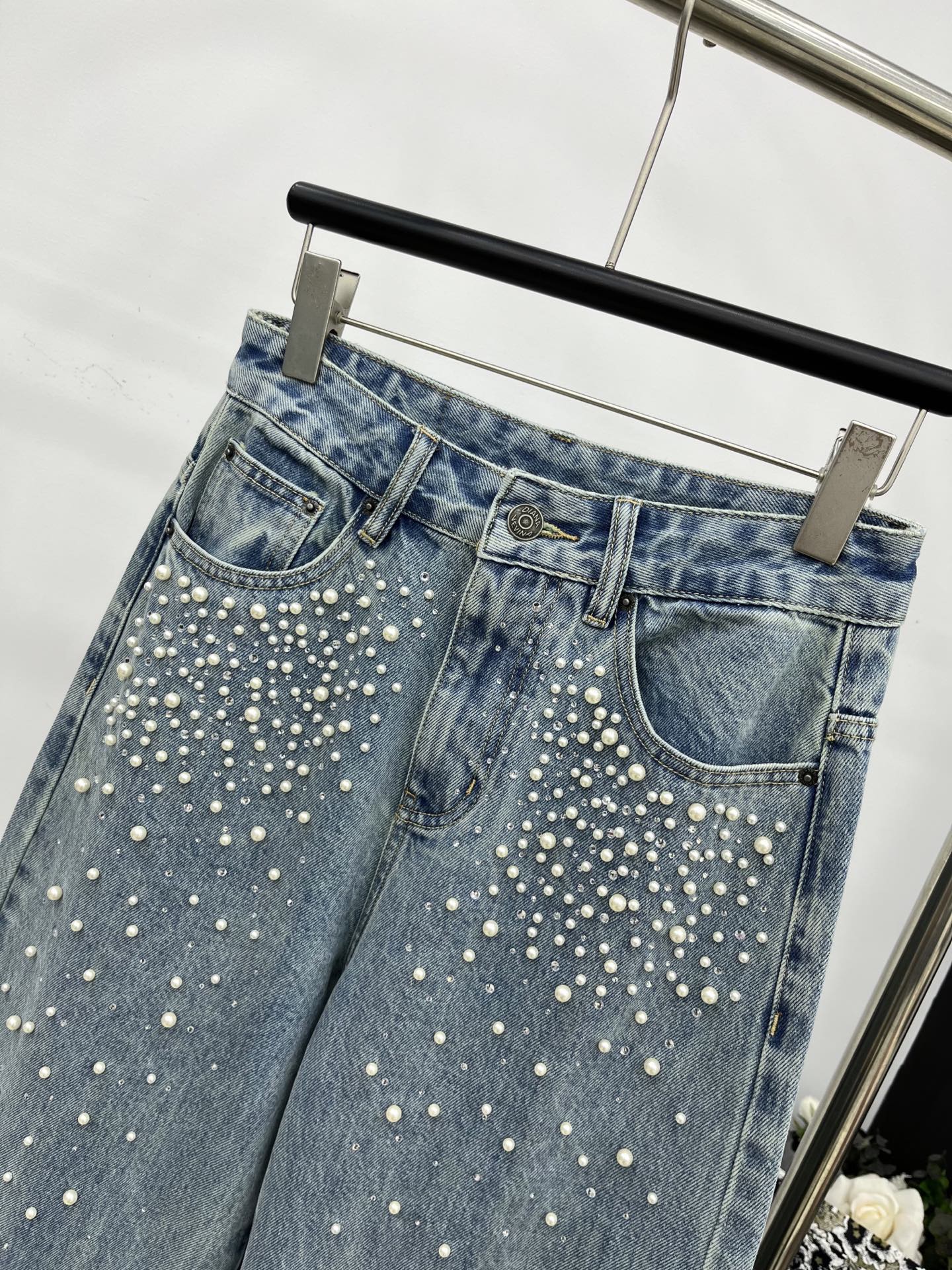 🛒𝐍𝐄𝐖 · 𝟐𝟎𝟐5/爆款现货设计师 原创｜女神同款珍珠牛仔裤 这款牛仔裤选用优质面料，工艺洗水， 挺