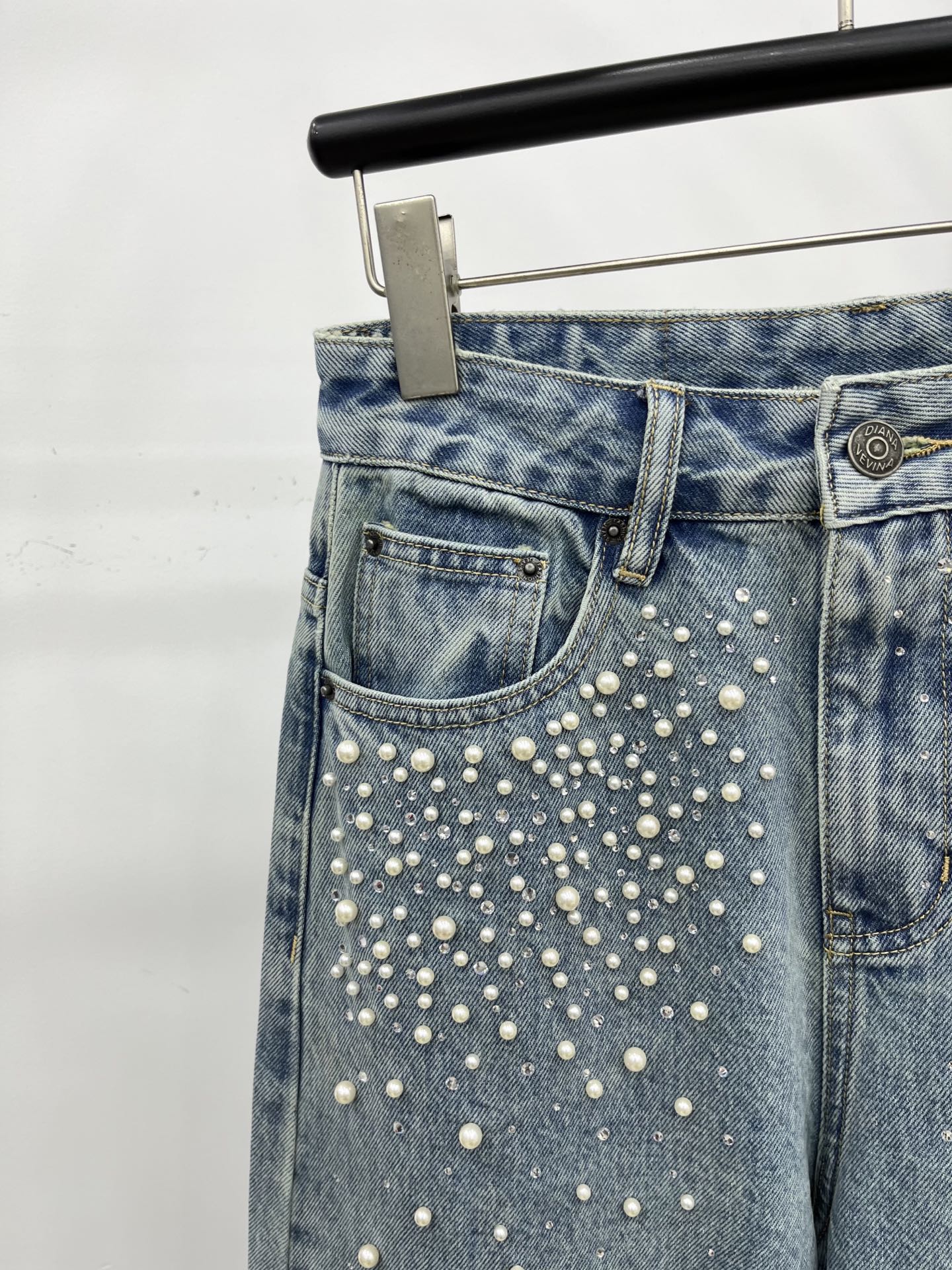 🛒𝐍𝐄𝐖 · 𝟐𝟎𝟐5/爆款现货设计师 原创｜女神同款珍珠牛仔裤 这款牛仔裤选用优质面料，工艺洗水， 挺