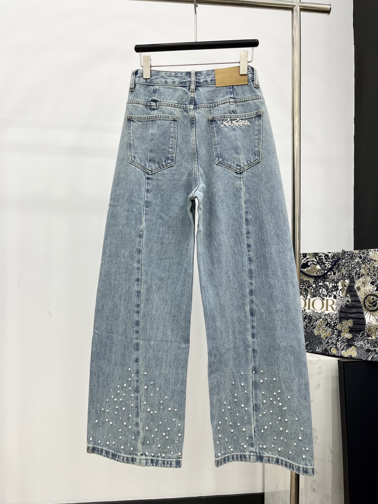 🛒𝐍𝐄𝐖 · 𝟐𝟎𝟐5/爆款现货设计师 原创｜女神同款珍珠牛仔裤 这款牛仔裤选用优质面料，工艺洗水， 挺