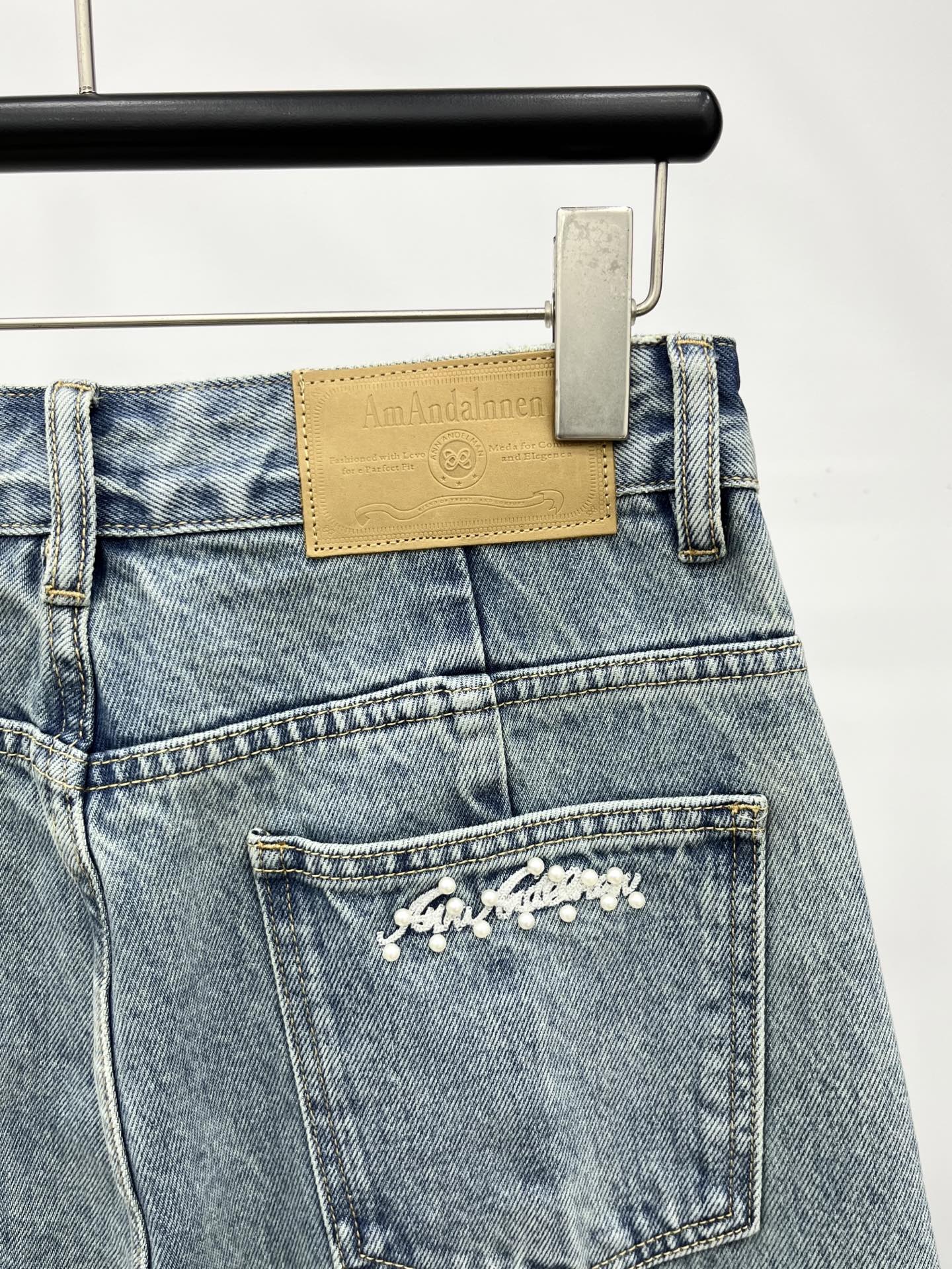 🛒𝐍𝐄𝐖 · 𝟐𝟎𝟐5/爆款现货设计师 原创｜女神同款珍珠牛仔裤 这款牛仔裤选用优质面料，工艺洗水， 挺