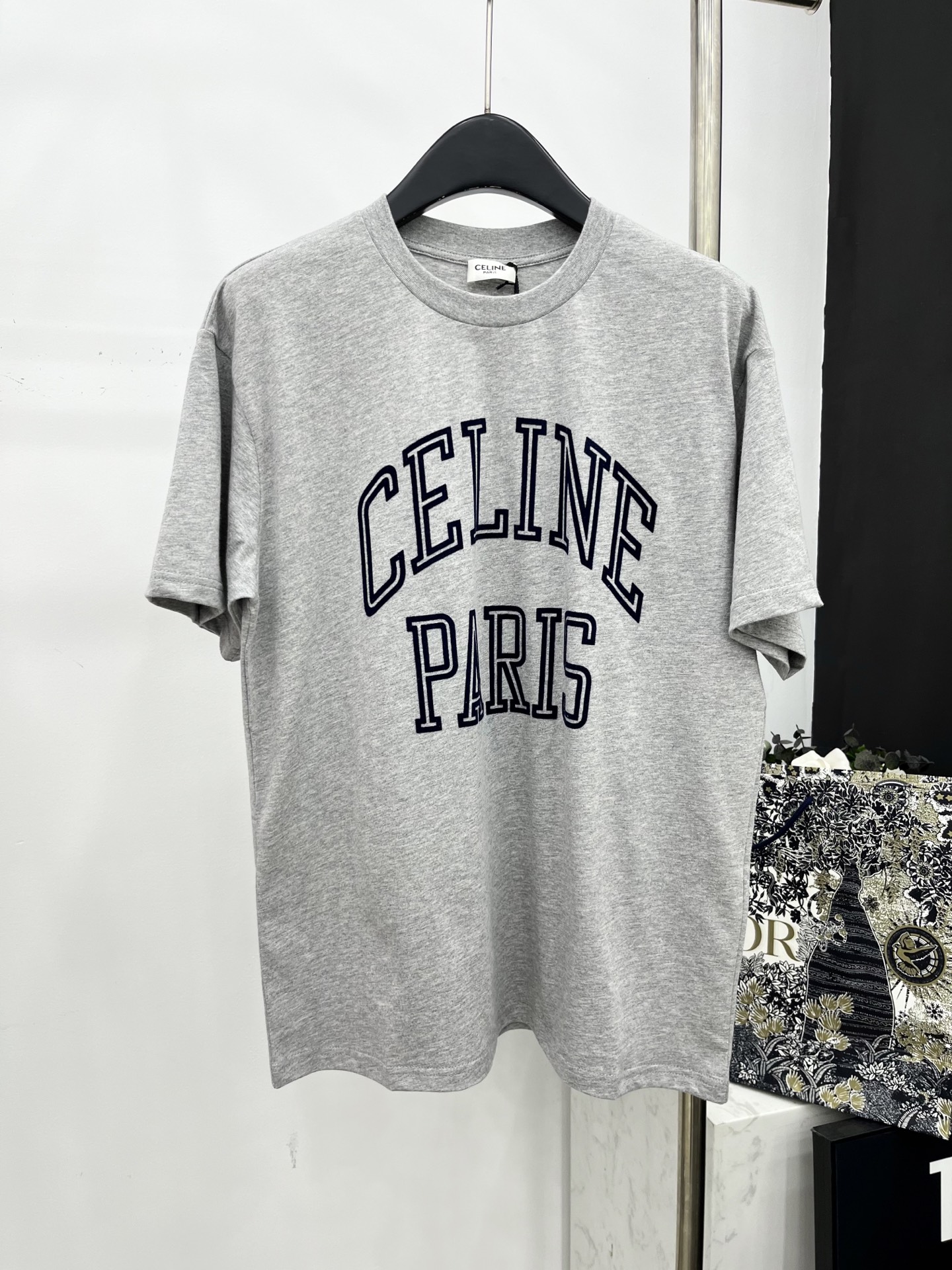 🛒𝐍𝐄𝐖 · 𝟐𝟎𝟐5/爆款现货原单品质 Celin*｜25新品撞色立体字母短袖T恤精致版型上身巨显瘦！