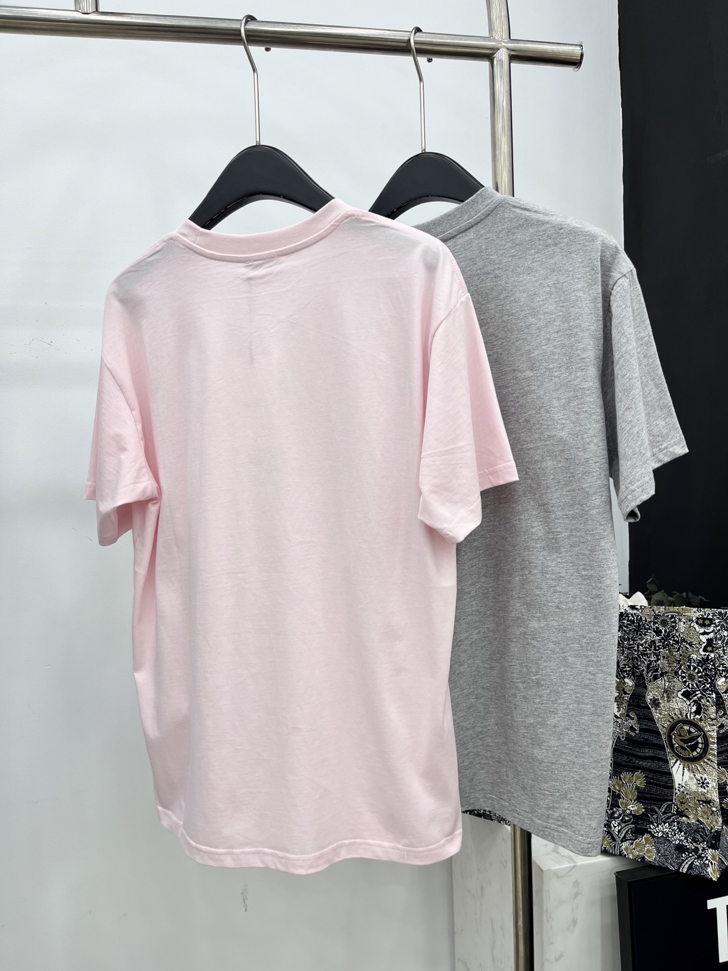 🛒𝐍𝐄𝐖 · 𝟐𝟎𝟐5/爆款现货原单品质 Celin*｜25新品撞色立体字母短袖T恤精致版型上身巨显瘦！