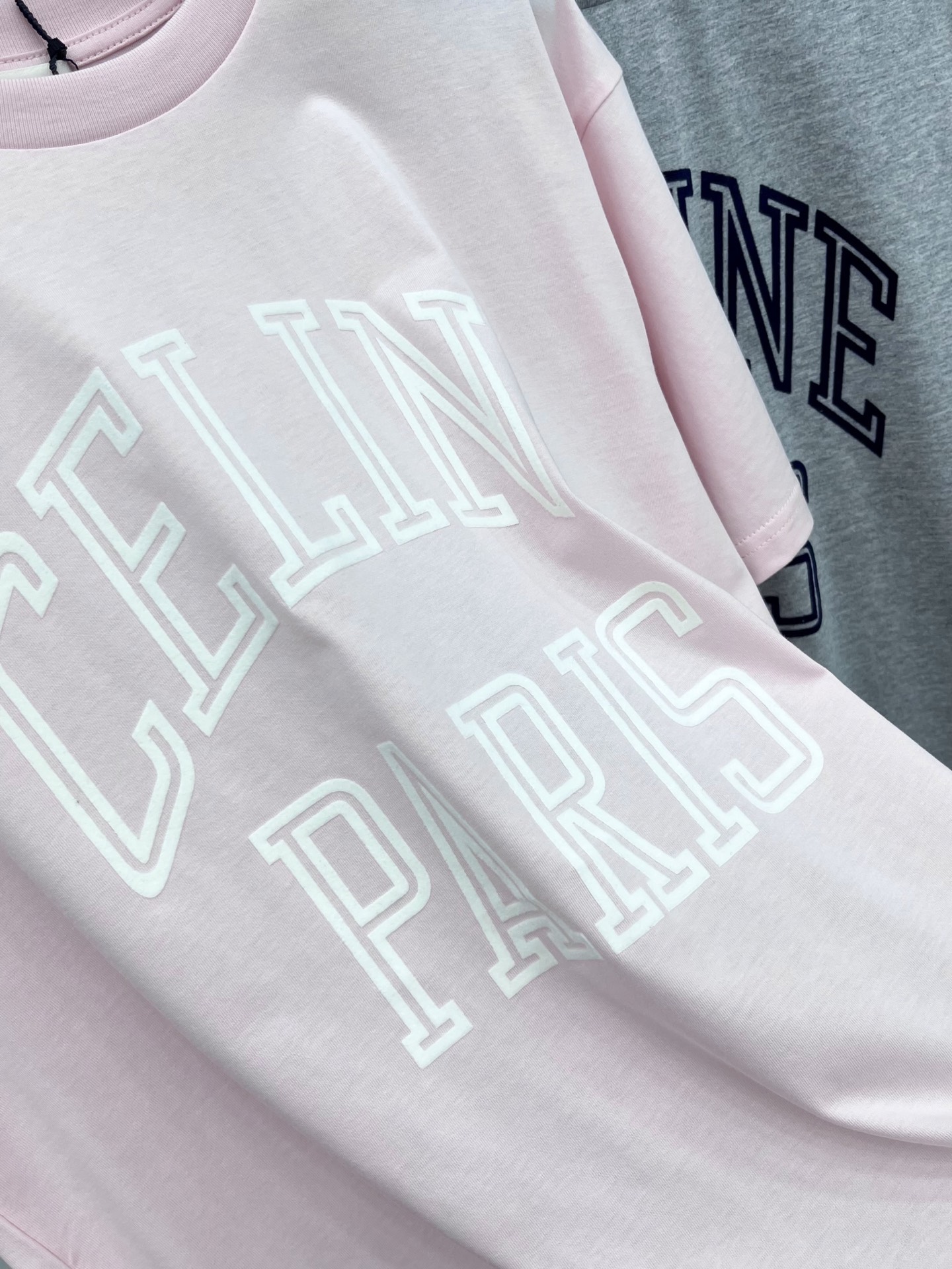 🛒𝐍𝐄𝐖 · 𝟐𝟎𝟐5/爆款现货原单品质 Celin*｜25新品撞色立体字母短袖T恤精致版型上身巨显瘦！