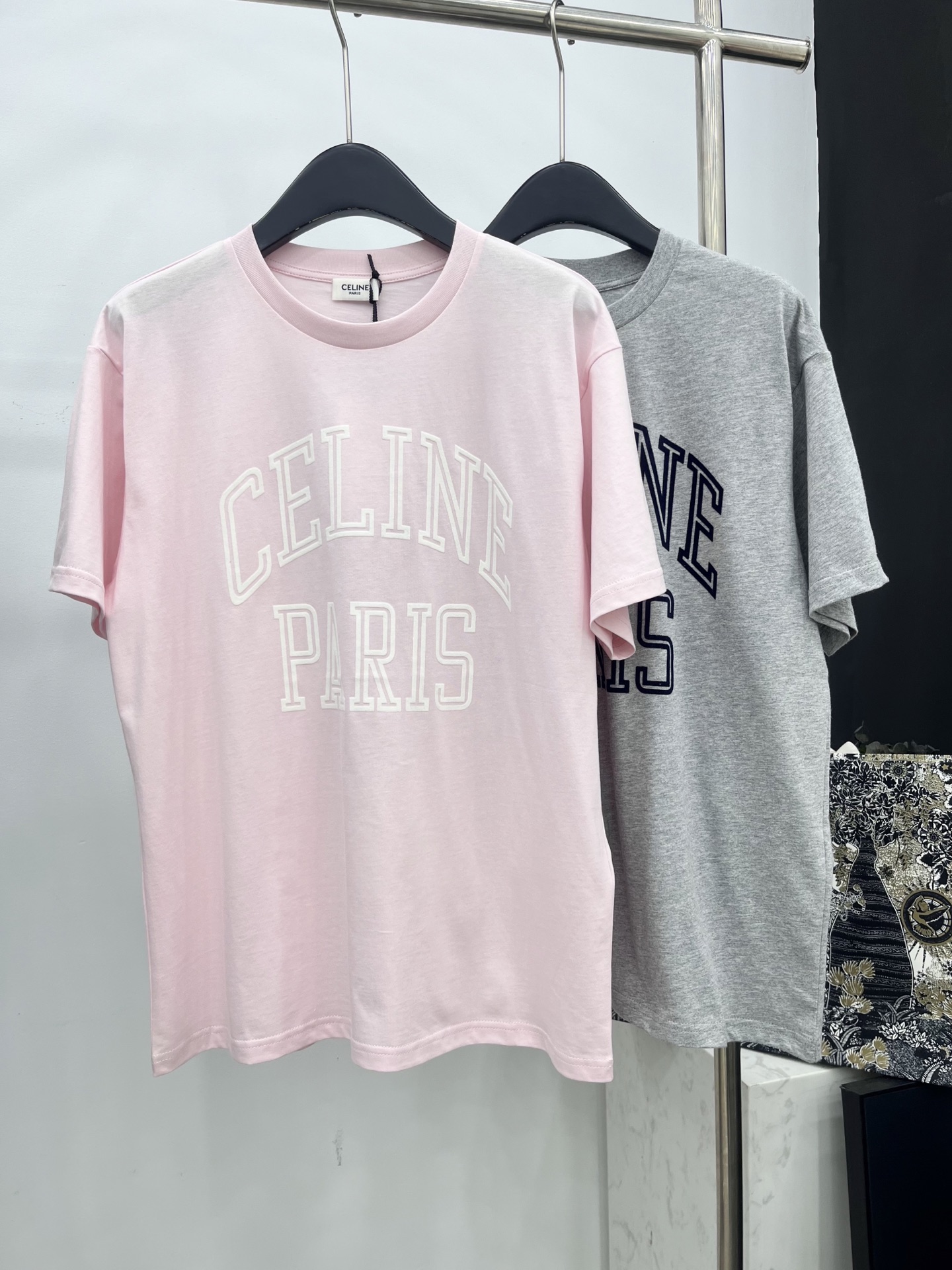🛒𝐍𝐄𝐖 · 𝟐𝟎𝟐5/爆款现货原单品质 Celin*｜25新品撞色立体字母短袖T恤精致版型上身巨显瘦！