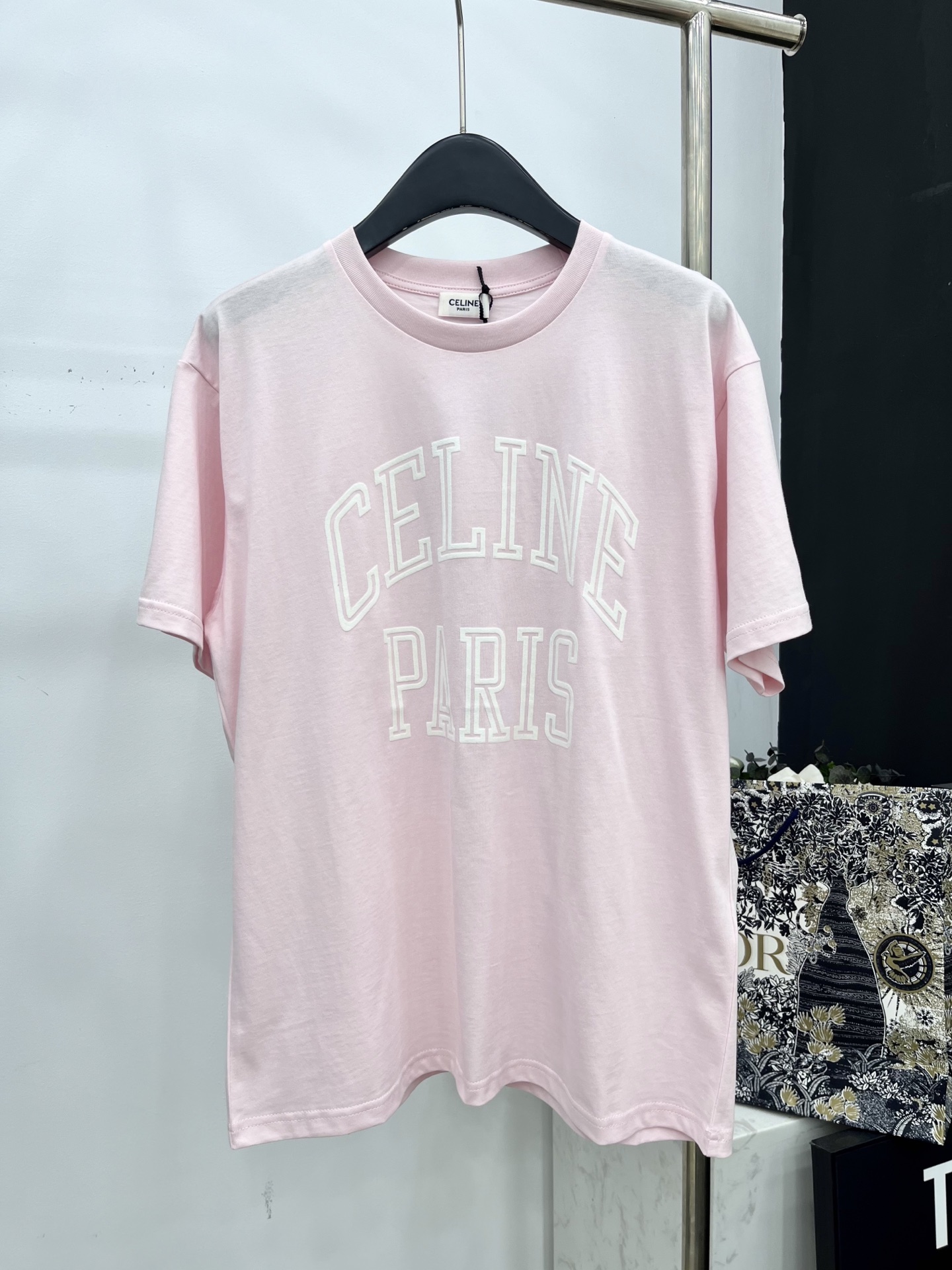 🛒𝐍𝐄𝐖 · 𝟐𝟎𝟐5/爆款现货原单品质 Celin*｜25新品撞色立体字母短袖T恤精致版型上身巨显瘦！