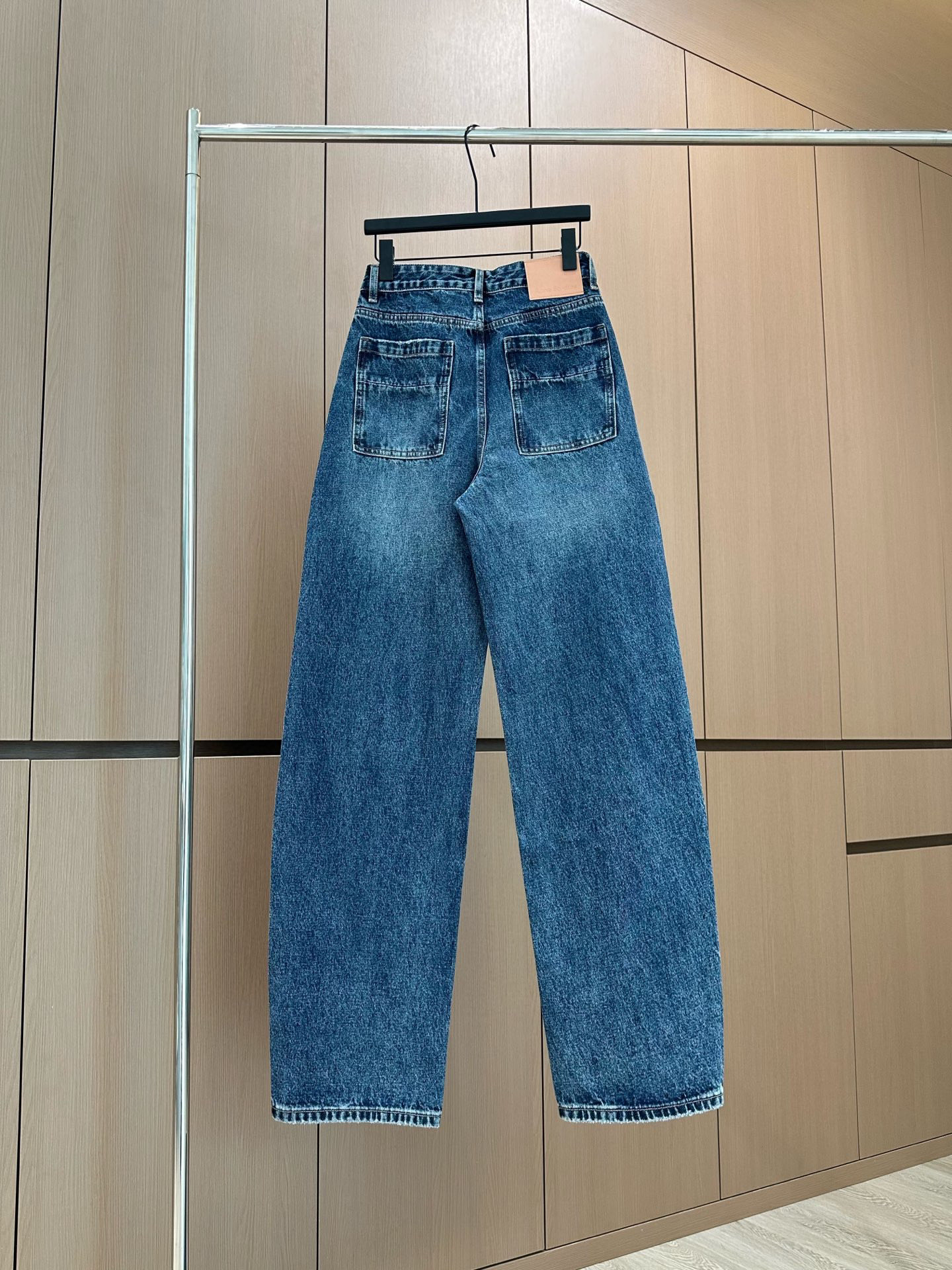 🛒𝐍𝐄𝐖 · 𝟐𝟎𝟐5/爆款现货设计师 原创｜女神同款镰刀牛仔裤 这款牛仔裤选用优质面料，工艺渐变色洗水