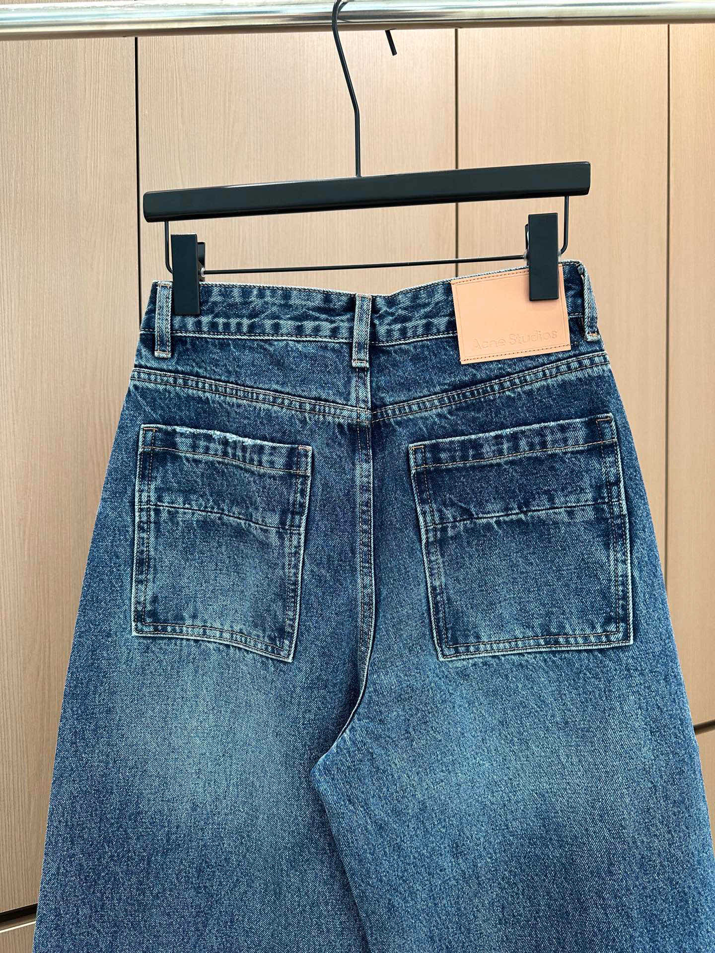 🛒𝐍𝐄𝐖 · 𝟐𝟎𝟐5/爆款现货设计师 原创｜女神同款镰刀牛仔裤 这款牛仔裤选用优质面料，工艺渐变色洗水