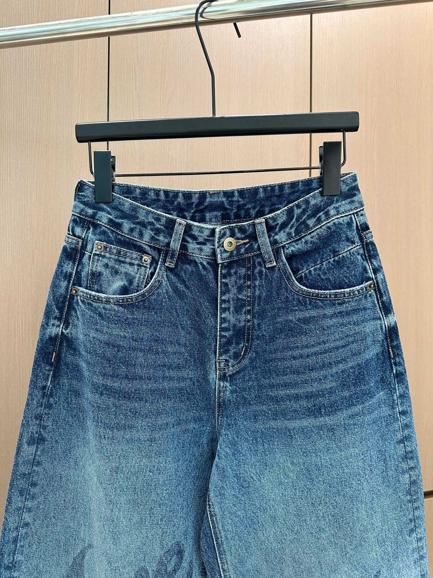 🛒𝐍𝐄𝐖 · 𝟐𝟎𝟐5/爆款现货设计师 原创｜女神同款镰刀牛仔裤 这款牛仔裤选用优质面料，工艺渐变色洗水