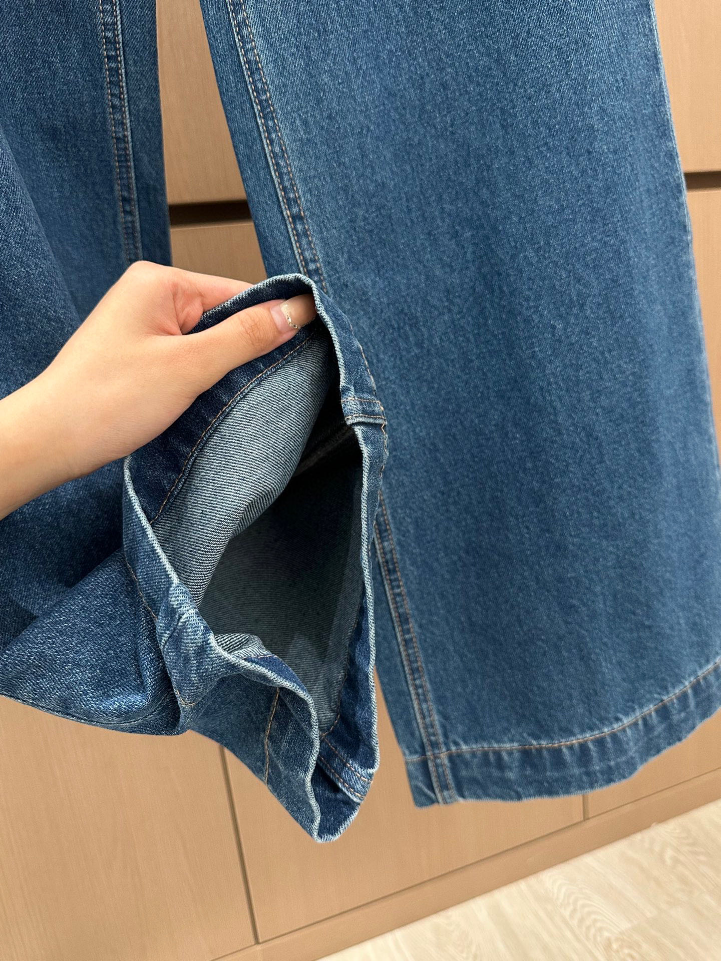 🛒𝐍𝐄𝐖 · 𝟐𝟎𝟐5/爆款现货设计师 原创｜女神同款FF压花牛仔裤 这款牛仔裤选用优质面料，工艺洗水，