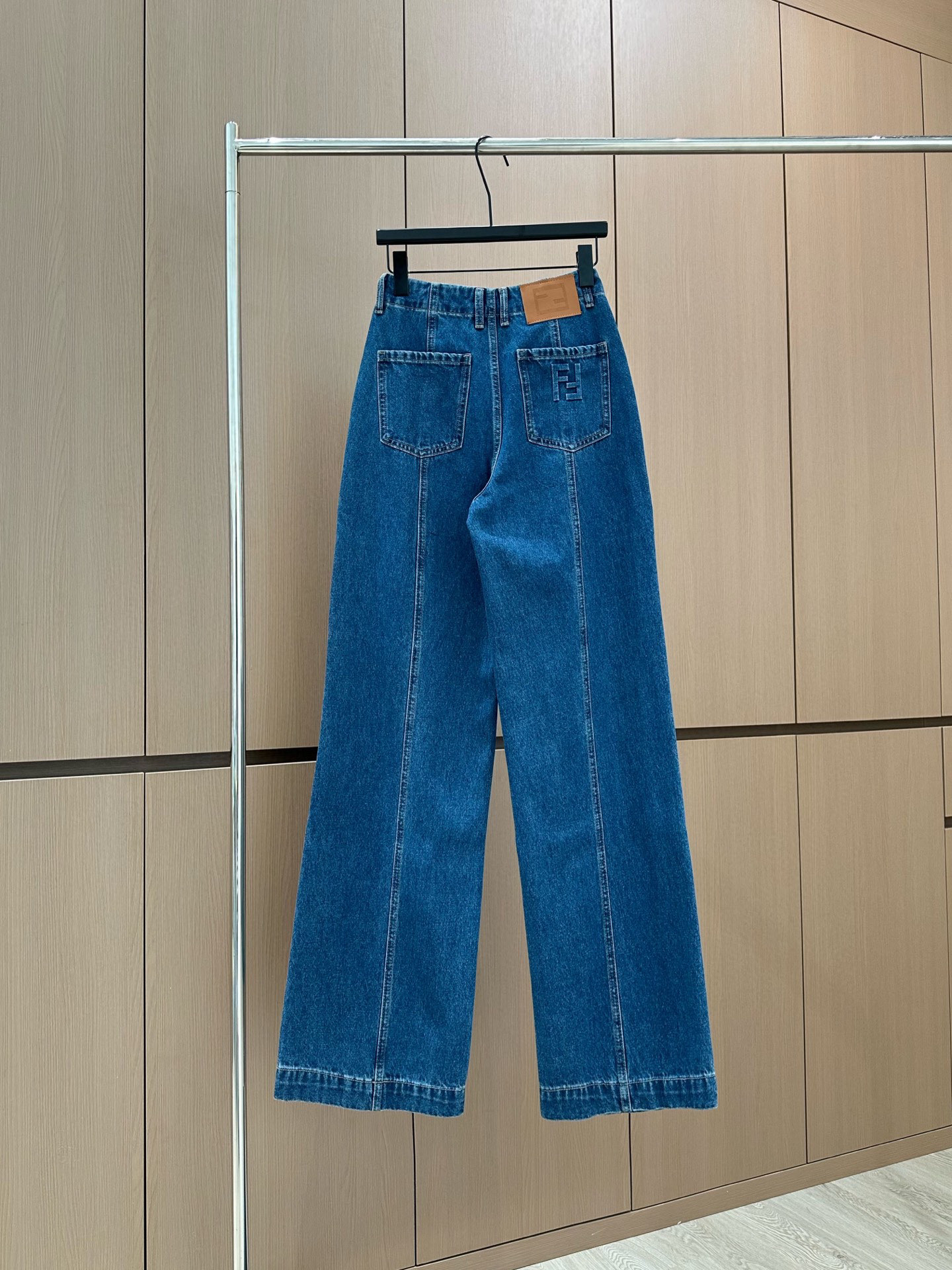 🛒𝐍𝐄𝐖 · 𝟐𝟎𝟐5/爆款现货设计师 原创｜女神同款FF压花牛仔裤 这款牛仔裤选用优质面料，工艺洗水，